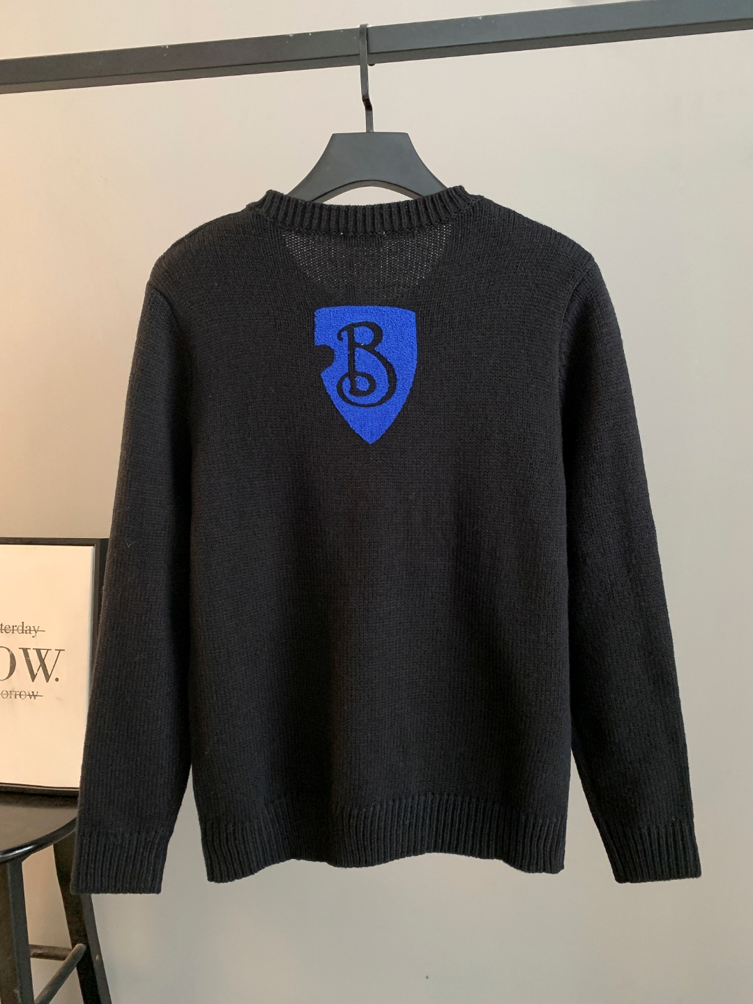 NO:596261,High quality (photo directly without any retouching) Bueberry crew neck sweater. Classic one-piece woven yarn jacquard craft. Customized wool blend material. It feels delicate and soft and can be directly in contact with the skin. Let the warm yarn change into a delicate texture. Craft 1: Jacquard tissue imported from Germany. Precisely control the arrangement and interweaving of yarns. Carefully interweave jacquard artistic pattern inlays on the loom to make the fabric more vivid and three-dimensional. Craft 2 uses towel embroidery, a traditional hand-made embroidery technology.  Embroidery is carried out using the needle method. It is completed by changing the hooking action of the special machine head, and the coils are interlocked one by one, thus bringing about a towel-like texture and effect. Process 3: Curved thread structure. By changing the stitch method and the arrangement of the yarn during the knitting process, the yarn shows a curved distribution in the fabric. Process 4: Softening and deodorizing process of garment washing water. Deep cleaning and deodorizing of the clothes are carried out through professional washing equipment and specific detergents to improve the feel and appearance of the clothes. Version  Loose fit, same for men and women, sizes S M L XL XXL, burberry, sweaters, alexander wang19860909高品质(照片直出 无任何修图） Bueberry 巴宝莉圆领毛衣 经典一体织纱提花工艺订制羊毛混纺材质 手感细腻柔软可直接与肌肤接触 让暖心的纱线变化出细腻的质感 工艺1: 德国进口机提花组织而成 精确地控制纱线的排列和交织方式 在织机上精心交织提花艺术图案镶饰 织物更加生动立体 工艺2采用毛巾绣工艺 一种传统手工刺绣技术 采用针法进行刺绣 通过变换特种机头勾线动作完成 线圈一环扣一环 从而带来毛巾般的质感和效果 工艺3: 曲型螺纹组织 通过改变针织过程中的针法和纱线的排列方式 使纱线在织物中呈现出曲线状的分布 工艺4:成衣洗水加软去味工艺 通过专业的洗涤设备和特定的洗涤剂 对衣物进行深度清洁和去味处理 改善衣物的手感和外观 版型 宽松版型 男女同款 尺码 S M L XL XXL,,burberry,sweaters,alexander wang,Men's clothing