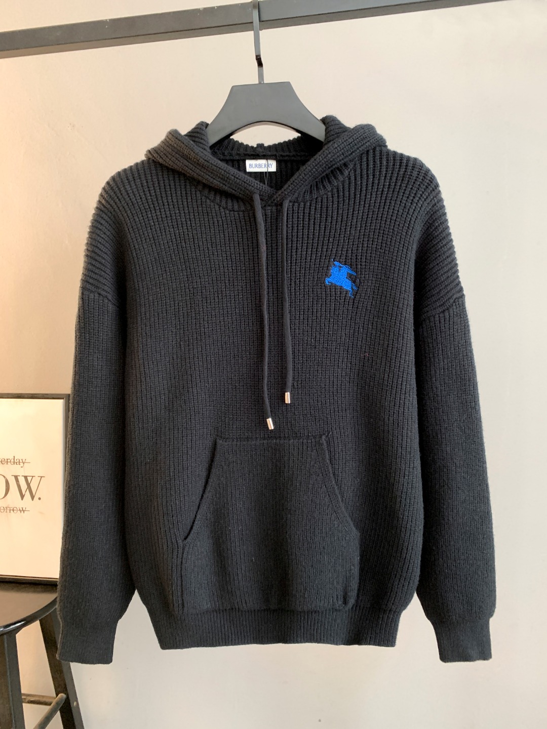 NO:596194,High quality (photo directly without any editing) Bueberry hooded rope sweater. Classic integrated yarn jacquard craftsmanship. Customized wool blend material. It feels delicate and soft and can be directly in contact with the skin. Let the warm yarn change into a delicate texture. Process 1: Jacquard tissue imported from Germany. Precisely control the arrangement and interweaving of yarns. Carefully interweave jacquard artistic pattern inlays on the loom to make the fabric more vivid and three-dimensional. Process 2 uses towel embroidery process.  A traditional hand-made embroidery technology that uses stitches to embroider. It is completed by changing the hooking action of a special machine head, and the coils are interlocked one by one, thus bringing about a towel-like texture and effect. Process 3: Curved thread structure. By changing the stitching method and the arrangement of yarns during the knitting process, the yarns show a curved distribution in the fabric. Process 4: Softening and deodorizing process of garment washing water. Deep cleaning and deodorizing of clothes through professional washing equipment and specific detergents.  Improve the feel and appearance of clothing Fit Loose fit Unisex Size S M L XL XXL, burberry, sweaters, hats, alexander wang19860909高品质(照片直出 无任何修图） Bueberry 巴宝莉连帽帽绳毛衣 经典一体织纱提花工艺订制羊毛混纺材质 手感细腻柔软可直接与肌肤接触 让暖心的纱线变化出细腻的质感 工艺1: 德国进口机提花组织而成 精确地控制纱线的排列和交织方式 在织机上精心交织提花艺术图案镶饰 织物更加生动立体 工艺2采用毛巾绣工艺 一种传统手工刺绣技术 采用针法进行刺绣 通过变换特种机头勾线动作完成 线圈一环扣一环 从而带来毛巾般的质感和效果 工艺3: 曲型螺纹组织 通过改变针织过程中的针法和纱线的排列方式 使纱线在织物中呈现出曲线状的分布 工艺4:成衣洗水加软去味工艺 通过专业的洗涤设备和特定的洗涤剂 对衣物进行深度清洁和去味处理 改善衣物的手感和外观 版型 宽松版型 男女同款 尺码 S M L XL XXL,,burberry,sweaters,hats,alexander wang,Men's clothing