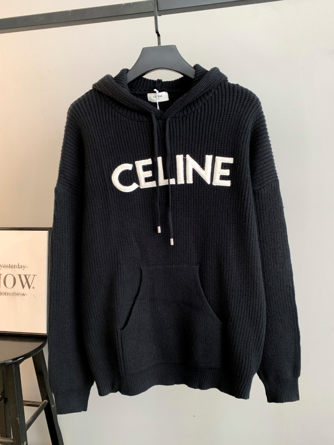 NO:596198,High quality (photo directly without any editing) CELINE Celine hooded sweater. Classic one-piece woven yarn jacquard technology. Customized wool blend material. It feels delicate and soft and can be directly in contact with the skin. Let the warm yarn change into a delicate texture. Process 1: Jacquard tissue imported from Germany. Precisely control the arrangement and interweaving of yarns. Carefully interweave jacquard artistic pattern inlays on the loom to make the fabric more vivid and three-dimensional. Process 2 uses towel embroidery technology, a traditional hand-made embroidery technology.  Embroidery is carried out using the needle method. It is completed by changing the hooking action of the special machine head, and the coils are interlocked one by one, thus bringing about a towel-like texture and effect. Process 3: Curved thread structure. By changing the stitch method and the arrangement of the yarn during the knitting process, the yarn shows a curved distribution in the fabric. Process 4: Softening and deodorizing process of garment washing water. Deep cleaning and deodorizing of the clothes are carried out through professional washing equipment and specific detergents to improve the feel and appearance of the clothes. Version  Loose fit, same style for men and women, size S M L XL XXL,,celine,celine,sweaters,hats,alexander wang19860909高品质(照片直出 无任何修图） CELINE 赛琳连帽毛衣 经典一体织纱提花工艺订制羊毛混纺材质 手感细腻柔软可直接与肌肤接触 让暖心的纱线变化出细腻的质感 工艺1: 德国进口机提花组织而成 精确地控制纱线的排列和交织方式 在织机上精心交织提花艺术图案镶饰 织物更加生动立体 工艺2采用毛巾绣工艺 一种传统手工刺绣技术 采用针法进行刺绣 通过变换特种机头勾线动作完成 线圈一环扣一环 从而带来毛巾般的质感和效果 工艺3: 曲型螺纹组织 通过改变针织过程中的针法和纱线的排列方式 使纱线在织物中呈现出曲线状的分布 工艺4:成衣洗水加软去味工艺 通过专业的洗涤设备和特定的洗涤剂 对衣物进行深度清洁和去味处理 改善衣物的手感和外观 版型 宽松版型 男女同款 尺码 S M L XL XXL,,celine,celine,sweaters,hats,alexander wang,Men's clothing