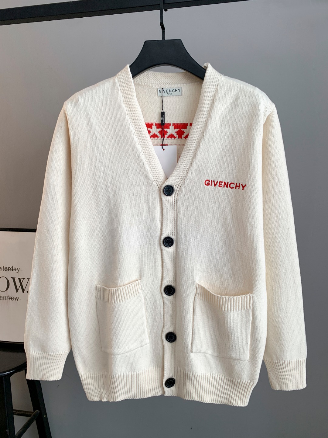 NO:596200,High quality (photo directly without any retouching) Givenchy button sweater, classic one-piece woven yarn jacquard craft, custom-made wool blend material, delicate and soft to the touch, can be directly in contact with the skin, allowing the warm yarn to change into a delicate texture. Craft 1: Jacquard tissue imported from Germany. Precisely control the arrangement and interweaving of yarns. Carefully interweave jacquard artistic pattern inlays on the loom to make the fabric more vivid and three-dimensional. Craft 2 uses towel embroidery, a traditional hand-made embroidery technology.  Embroidery is carried out using the needle method. It is completed by changing the hooking action of the special machine head, and the coils are interlocked one by one, thus bringing about a towel-like texture and effect. Process 3: Curved thread structure. By changing the stitch method and the arrangement of the yarn during the knitting process, the yarn shows a curved distribution in the fabric. Process 4: Softening and deodorizing process of garment washing water. Deep cleaning and deodorizing of the clothes are carried out through professional washing equipment and specific detergents to improve the feel and appearance of the clothes. Version  Loose fit, same for men and women, sizes S M L XL XXL,,givenchy,givenchy,sweaters,alexander wang19860909高品质(照片直出 无任何修图） Givenchy纪梵希纽扣毛衣 经典一体织纱提花工艺订制羊毛混纺材质 手感细腻柔软可直接与肌肤接触 让暖心的纱线变化出细腻的质感 工艺1: 德国进口机提花组织而成 精确地控制纱线的排列和交织方式 在织机上精心交织提花艺术图案镶饰 织物更加生动立体 工艺2采用毛巾绣工艺 一种传统手工刺绣技术 采用针法进行刺绣 通过变换特种机头勾线动作完成 线圈一环扣一环 从而带来毛巾般的质感和效果 工艺3: 曲型螺纹组织 通过改变针织过程中的针法和纱线的排列方式 使纱线在织物中呈现出曲线状的分布 工艺4:成衣洗水加软去味工艺 通过专业的洗涤设备和特定的洗涤剂 对衣物进行深度清洁和去味处理 改善衣物的手感和外观 版型 宽松版型 男女同款 尺码 S M L XL XXL,,givenchy,givenchy,sweaters,alexander wang,Men's clothing