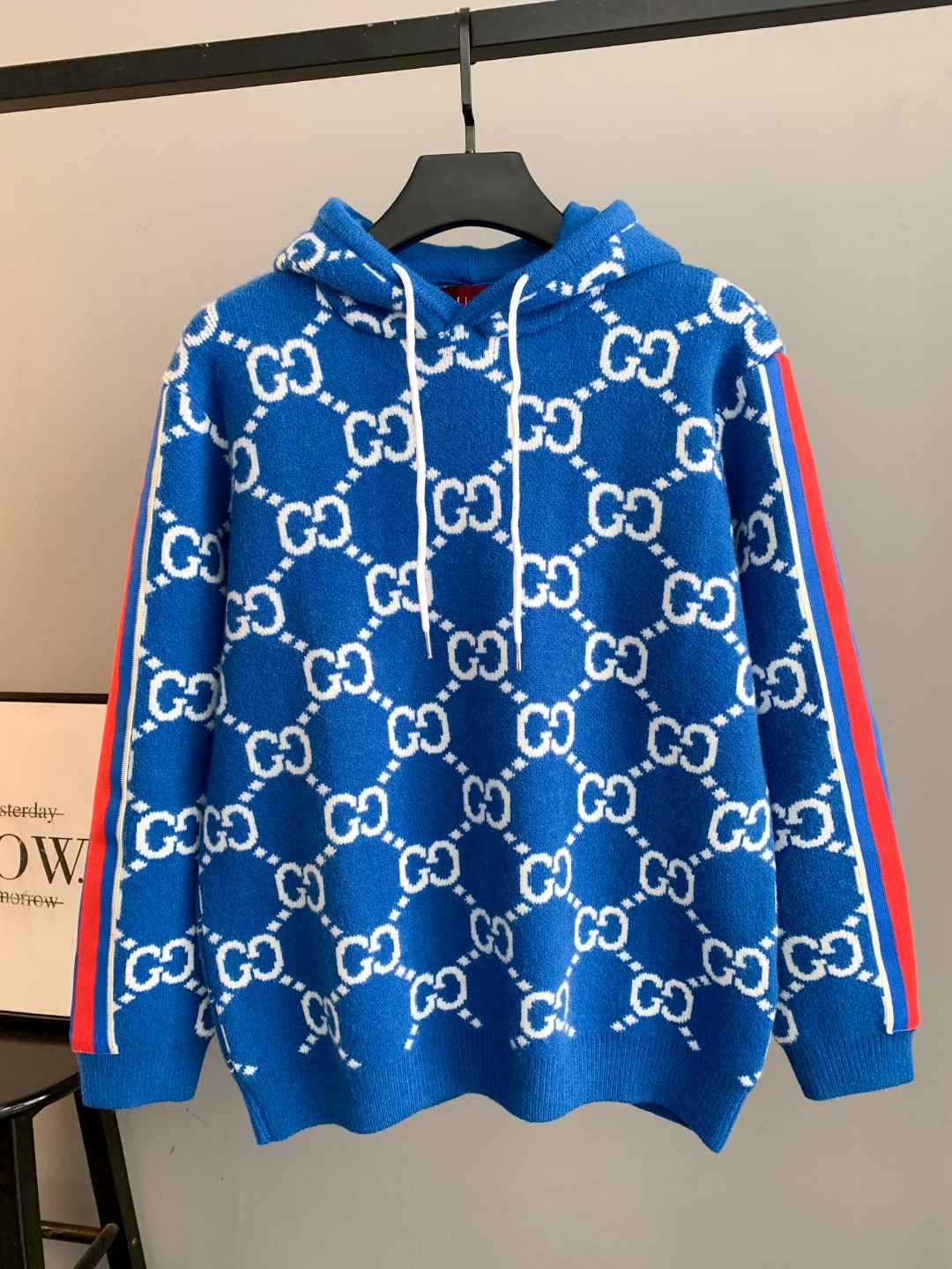 NO:596214,High quality (photo directly without any retouching) GUCCI hooded sweater. Classic one-piece woven yarn jacquard craft. Customized wool blend material. It feels delicate and soft and can be directly in contact with the skin. Let the warm yarn change into a delicate texture. Craft 1: Jacquard tissue imported from Germany. Precisely control the arrangement and interweaving of yarns. Carefully interweave jacquard artistic pattern inlays on the loom to make the fabric more vivid and three-dimensional. Craft 2 uses towel embroidery, a traditional hand-made embroidery technology.  Embroidery is carried out using the needle method. It is completed by changing the hooking action of the special machine head, and the coils are interlocked one by one, thus bringing about a towel-like texture and effect. Process 3: Curved thread structure. By changing the stitch method and the arrangement of the yarn during the knitting process, the yarn shows a curved distribution in the fabric. Process 4: Softening and deodorizing process of garment washing water. Deep cleaning and deodorizing of the clothes are carried out through professional washing equipment and specific detergents to improve the feel and appearance of the clothes. Version  Loose fit, same for men and women, size S M L XL XXL,,gucci,gucci,sweaters,hats,alexander wang19860909高品质(照片直出 无任何修图） GUCCI 古驰连帽毛衣 经典一体织纱提花工艺订制羊毛混纺材质 手感细腻柔软可直接与肌肤接触 让暖心的纱线变化出细腻的质感 工艺1: 德国进口机提花组织而成 精确地控制纱线的排列和交织方式 在织机上精心交织提花艺术图案镶饰 织物更加生动立体 工艺2采用毛巾绣工艺 一种传统手工刺绣技术 采用针法进行刺绣 通过变换特种机头勾线动作完成 线圈一环扣一环 从而带来毛巾般的质感和效果 工艺3: 曲型螺纹组织 通过改变针织过程中的针法和纱线的排列方式 使纱线在织物中呈现出曲线状的分布 工艺4:成衣洗水加软去味工艺 通过专业的洗涤设备和特定的洗涤剂 对衣物进行深度清洁和去味处理 改善衣物的手感和外观 版型 宽松版型 男女同款 尺码 S M L XL XXL,,gucci,gucci,sweaters,hats,alexander wang,Men's clothing