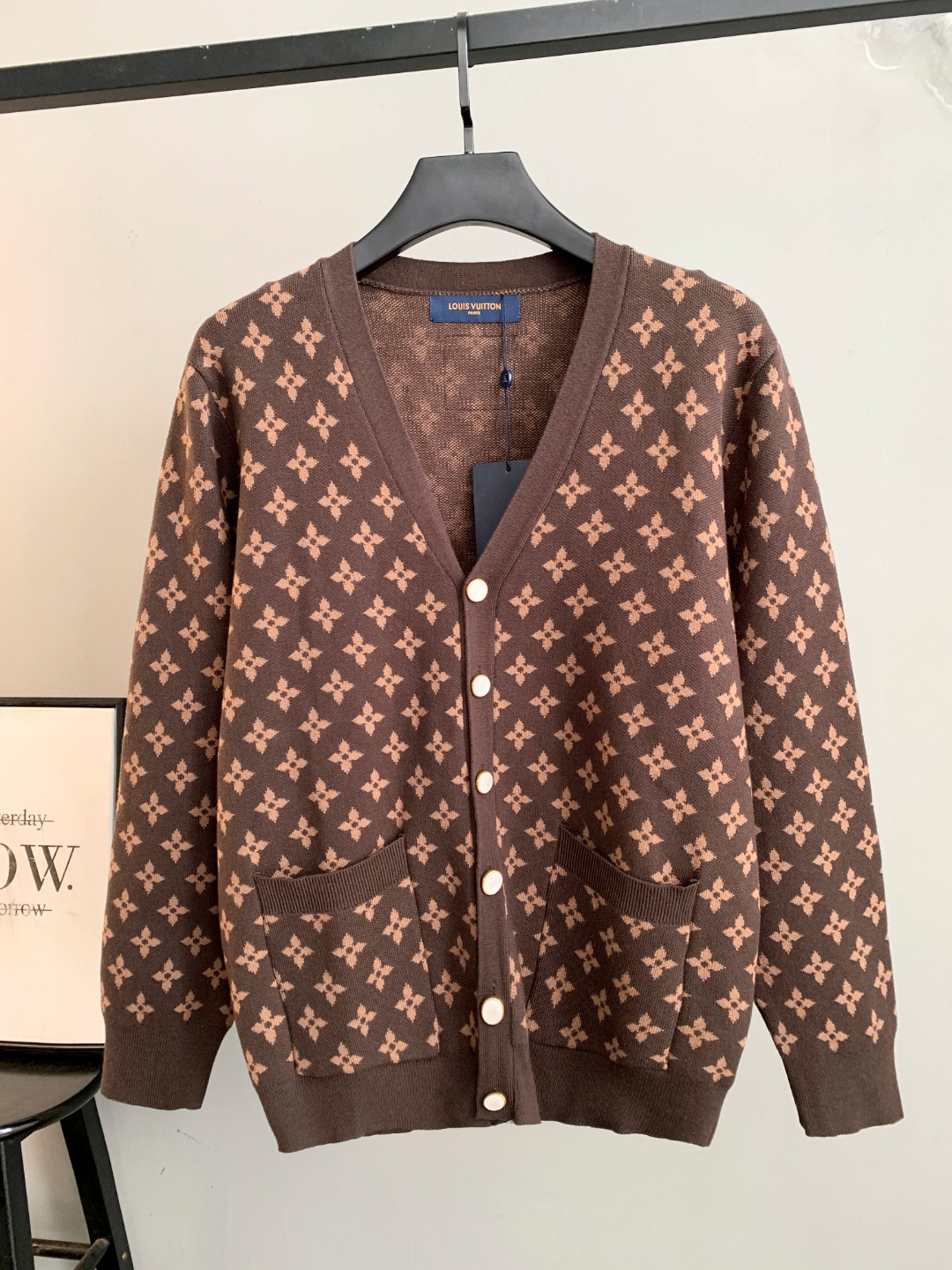 NO:596223,High quality (photo directly without any retouching) Louis Vuitton LV button-down shirt sweater. Classic one-piece woven yarn jacquard craft. Customized wool blend material. It feels delicate and soft and can be directly in contact with the skin. Let the warm yarn change into a delicate texture. Craft 1: Jacquard tissue imported from Germany. Precisely control the arrangement and interweaving of yarns. Carefully interweave jacquard art pattern inlays on the loom to make the fabric more vivid and three-dimensional. Craft 2 uses towel embroidery craft.  A traditional hand-made embroidery technology that uses stitches to embroider. It is completed by changing the hooking action of a special machine head, and the coils are interlocked one by one, thus bringing about a towel-like texture and effect. Process 3: Curved thread structure. By changing the stitching method and the arrangement of yarns during the knitting process, the yarns show a curved distribution in the fabric. Process 4: Softening and deodorizing process of garment washing water. Deep cleaning and deodorizing of clothes through professional washing equipment and specific detergents.  Improve the feel and appearance of clothing Fit Loose fit Unisex Size S M L XL XXL,,louis vuitton,louis vuitton,louis vuitton,sweaters,shirts,alexander wang19860909高品质(照片直出 无任何修图） Louis Vuitton LV路易威登纽扣衬衫毛衣 经典一体织纱提花工艺订制羊毛混纺材质 手感细腻柔软可直接与肌肤接触 让暖心的纱线变化出细腻的质感 工艺1: 德国进口机提花组织而成 精确地控制纱线的排列和交织方式 在织机上精心交织提花艺术图案镶饰 织物更加生动立体 工艺2采用毛巾绣工艺 一种传统手工刺绣技术 采用针法进行刺绣 通过变换特种机头勾线动作完成 线圈一环扣一环 从而带来毛巾般的质感和效果 工艺3: 曲型螺纹组织 通过改变针织过程中的针法和纱线的排列方式 使纱线在织物中呈现出曲线状的分布 工艺4:成衣洗水加软去味工艺 通过专业的洗涤设备和特定的洗涤剂 对衣物进行深度清洁和去味处理 改善衣物的手感和外观 版型 宽松版型 男女同款 尺码 S M L XL XXL,,louis vuitton,louis vuitton,louis vuitton,sweaters,shirts,alexander wang,Men's clothing