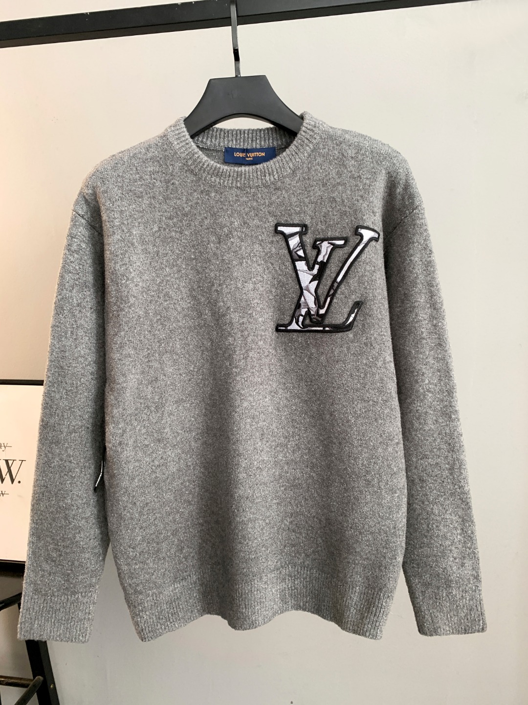 NO:596226,High quality (photo directly without any editing) Louis Vuitton LV crew neck sweater. Classic integrated yarn jacquard craftsmanship. Customized wool blend material. It feels delicate and soft and can directly contact the skin. Let the warm yarn change into a delicate texture. Process 1: Jacquard tissue imported from Germany. Precisely control the arrangement and interweaving of yarns. Carefully interweave jacquard artistic pattern inlays on the loom to make the fabric more vivid and three-dimensional. Process 2 uses towel embroidery process.  A traditional hand-made embroidery technology that uses stitches to embroider. It is completed by changing the hooking action of a special machine head, and the coils are interlocked one by one, thus bringing about a towel-like texture and effect. Process 3: Curved thread structure. By changing the stitching method and the arrangement of yarns during the knitting process, the yarns show a curved distribution in the fabric. Process 4: Softening and deodorizing process of garment washing water. Deep cleaning and deodorizing of clothes through professional washing equipment and specific detergents.  Improve the feel and appearance of clothing Fit Loose fit Unisex Size S M L XL XXL,,louis vuitton,louis vuitton,louis vuitton,sweaters,alexander wang19860909高品质(照片直出 无任何修图） Louis Vuitton LV路易威登圆领毛衣 经典一体织纱提花工艺订制羊毛混纺材质 手感细腻柔软可直接与肌肤接触 让暖心的纱线变化出细腻的质感 工艺1: 德国进口机提花组织而成 精确地控制纱线的排列和交织方式 在织机上精心交织提花艺术图案镶饰 织物更加生动立体 工艺2采用毛巾绣工艺 一种传统手工刺绣技术 采用针法进行刺绣 通过变换特种机头勾线动作完成 线圈一环扣一环 从而带来毛巾般的质感和效果 工艺3: 曲型螺纹组织 通过改变针织过程中的针法和纱线的排列方式 使纱线在织物中呈现出曲线状的分布 工艺4:成衣洗水加软去味工艺 通过专业的洗涤设备和特定的洗涤剂 对衣物进行深度清洁和去味处理 改善衣物的手感和外观 版型 宽松版型 男女同款 尺码 S M L XL XXL,,louis vuitton,louis vuitton,louis vuitton,sweaters,alexander wang,Men's clothing