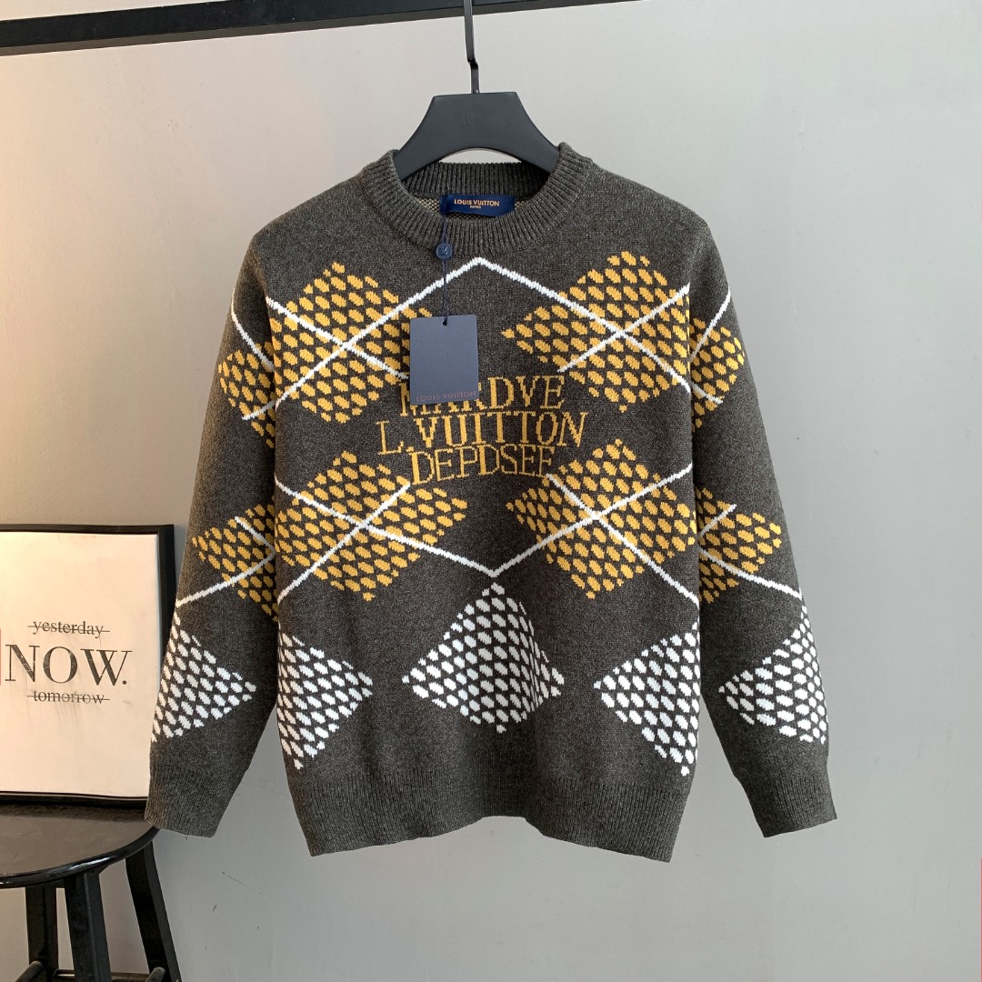 NO:596263,High quality (photo directly without any editing) Louis Vuitton LV crew neck sweater. Classic integrated yarn jacquard craftsmanship. Customized wool blend material. It feels delicate and soft and can directly contact the skin. Let the warm yarn change into a delicate texture. Process 1: Jacquard tissue imported from Germany. Precisely control the arrangement and interweaving of yarns. Carefully interweave jacquard artistic pattern inlays on the loom to make the fabric more vivid and three-dimensional. Process 2 uses towel embroidery process.  A traditional hand-made embroidery technology that uses stitches to embroider. It is completed by changing the hooking action of a special machine head, and the coils are interlocked one by one, thus bringing about a towel-like texture and effect. Process 3: Curved thread structure. By changing the stitching method and the arrangement of yarns during the knitting process, the yarns show a curved distribution in the fabric. Process 4: Softening and deodorizing process of garment washing water. Deep cleaning and deodorizing of clothes through professional washing equipment and specific detergents.  Improve the feel and appearance of clothing Fit Loose fit Unisex Size S M L XL XXL,,louis vuitton,louis vuitton,louis vuitton,sweaters,alexander wang19860909高品质(照片直出 无任何修图） Louis Vuitton LV路易威登圆领毛衣 经典一体织纱提花工艺订制羊毛混纺材质 手感细腻柔软可直接与肌肤接触 让暖心的纱线变化出细腻的质感 工艺1: 德国进口机提花组织而成 精确地控制纱线的排列和交织方式 在织机上精心交织提花艺术图案镶饰 织物更加生动立体 工艺2采用毛巾绣工艺 一种传统手工刺绣技术 采用针法进行刺绣 通过变换特种机头勾线动作完成 线圈一环扣一环 从而带来毛巾般的质感和效果 工艺3: 曲型螺纹组织 通过改变针织过程中的针法和纱线的排列方式 使纱线在织物中呈现出曲线状的分布 工艺4:成衣洗水加软去味工艺 通过专业的洗涤设备和特定的洗涤剂 对衣物进行深度清洁和去味处理 改善衣物的手感和外观 版型 宽松版型 男女同款 尺码 S M L XL XXL,,louis vuitton,louis vuitton,louis vuitton,sweaters,alexander wang,Men's clothing