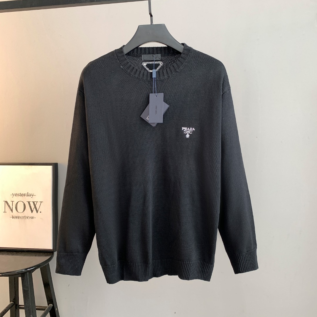 NO:596272,High quality (photo directly without any retouching) PRADA crew neck sweater. Classic one-piece woven yarn jacquard craft. Customized wool blend material. It feels delicate and soft and can be directly in contact with the skin. Let the warm yarn change into a delicate texture. Craft 1: Jacquard tissue imported from Germany. Precisely control the arrangement and interweaving of yarns. Carefully interweave jacquard artistic pattern inlays on the loom to make the fabric more vivid and three-dimensional. Craft 2 uses towel embroidery, a traditional hand-made embroidery technology.  Embroidery is carried out using the needle method. It is completed by changing the hooking action of the special machine head, and the coils are interlocked one by one, thus bringing about a towel-like texture and effect. Process 3: Curved thread structure. By changing the stitch method and the arrangement of the yarn during the knitting process, the yarn shows a curved distribution in the fabric. Process 4: Softening and deodorizing process of garment washing water. Deep cleaning and deodorizing of the clothes are carried out through professional washing equipment and specific detergents to improve the feel and appearance of the clothes. Version  Loose fit, same style for men and women, sizes S M L XL XXL, prada, prada, sweaters, alexander wang19860909高品质(照片直出 无任何修图） PRADA普拉达圆领毛衣 经典一体织纱提花工艺订制羊毛混纺材质 手感细腻柔软可直接与肌肤接触 让暖心的纱线变化出细腻的质感 工艺1: 德国进口机提花组织而成 精确地控制纱线的排列和交织方式 在织机上精心交织提花艺术图案镶饰 织物更加生动立体 工艺2采用毛巾绣工艺 一种传统手工刺绣技术 采用针法进行刺绣 通过变换特种机头勾线动作完成 线圈一环扣一环 从而带来毛巾般的质感和效果 工艺3: 曲型螺纹组织 通过改变针织过程中的针法和纱线的排列方式 使纱线在织物中呈现出曲线状的分布 工艺4:成衣洗水加软去味工艺 通过专业的洗涤设备和特定的洗涤剂 对衣物进行深度清洁和去味处理 改善衣物的手感和外观 版型 宽松版型 男女同款 尺码 S M L XL XXL,,prada,prada,sweaters,alexander wang,Men's clothing