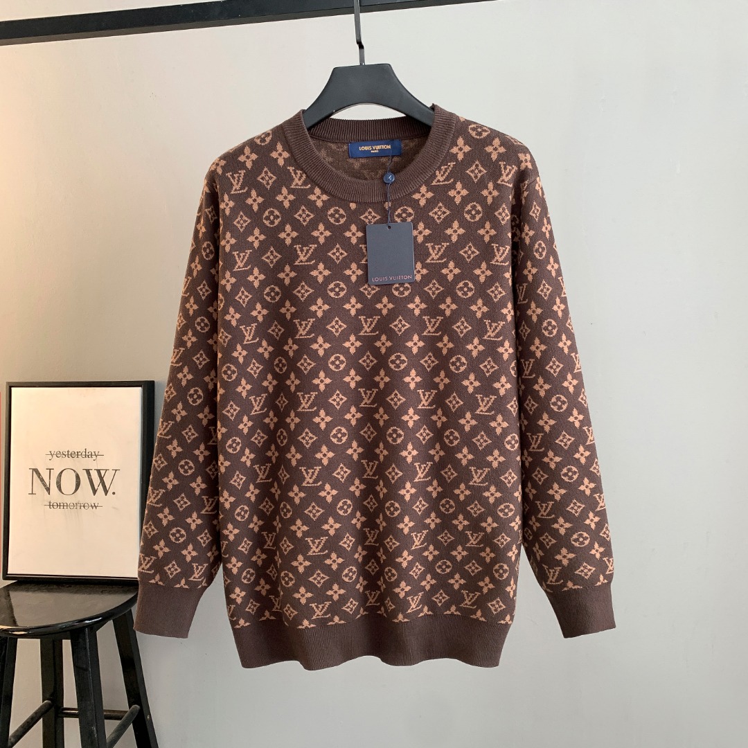 NO:596278,High quality (photo directly without any editing) Louis Vuitton LV crew neck sweater. Classic integrated yarn jacquard craftsmanship. Customized wool blend material. It feels delicate and soft and can directly contact the skin. Let the warm yarn change into a delicate texture. Process 1: Jacquard tissue imported from Germany. Precisely control the arrangement and interweaving of yarns. Carefully interweave jacquard artistic pattern inlays on the loom to make the fabric more vivid and three-dimensional. Process 2 uses towel embroidery process.  A traditional hand-made embroidery technology that uses stitches to embroider. It is completed by changing the hooking action of a special machine head, and the coils are interlocked one by one, thus bringing about a towel-like texture and effect. Process 3: Curved thread structure. By changing the stitching method and the arrangement of yarns during the knitting process, the yarns show a curved distribution in the fabric. Process 4: Softening and deodorizing process of garment washing water. Deep cleaning and deodorizing of clothes through professional washing equipment and specific detergents.  Improve the feel and appearance of clothing Fit Loose fit Unisex Size S M L XL XXL,,louis vuitton,louis vuitton,louis vuitton,sweaters,alexander wang19860909高品质(照片直出 无任何修图） Louis Vuitton LV路易威登圆领毛衣 经典一体织纱提花工艺订制羊毛混纺材质 手感细腻柔软可直接与肌肤接触 让暖心的纱线变化出细腻的质感 工艺1: 德国进口机提花组织而成 精确地控制纱线的排列和交织方式 在织机上精心交织提花艺术图案镶饰 织物更加生动立体 工艺2采用毛巾绣工艺 一种传统手工刺绣技术 采用针法进行刺绣 通过变换特种机头勾线动作完成 线圈一环扣一环 从而带来毛巾般的质感和效果 工艺3: 曲型螺纹组织 通过改变针织过程中的针法和纱线的排列方式 使纱线在织物中呈现出曲线状的分布 工艺4:成衣洗水加软去味工艺 通过专业的洗涤设备和特定的洗涤剂 对衣物进行深度清洁和去味处理 改善衣物的手感和外观 版型 宽松版型 男女同款 尺码 S M L XL XXL,,louis vuitton,louis vuitton,louis vuitton,sweaters,alexander wang,Men's clothing