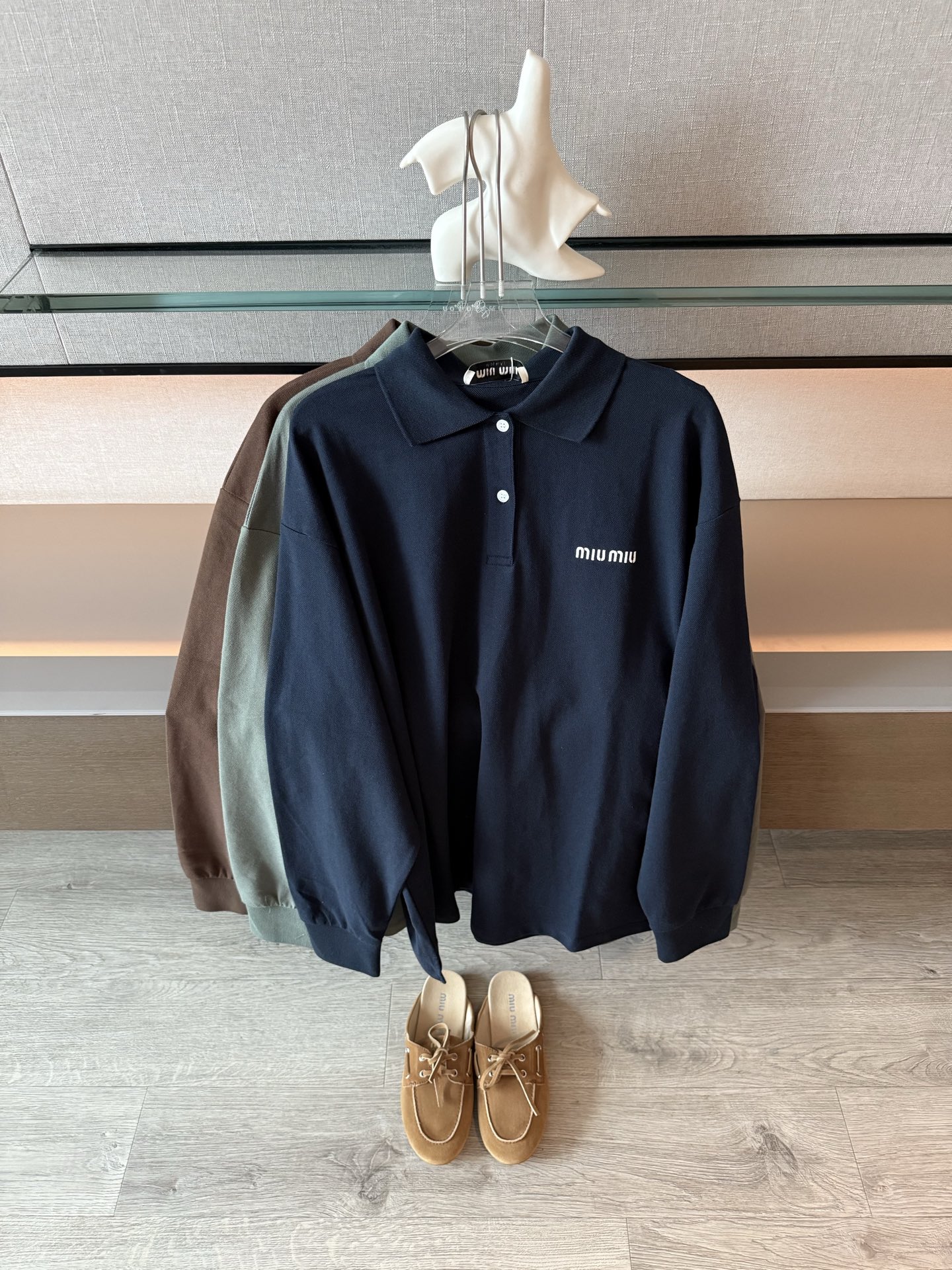 Miu Miu Polo Shirt: خريف أنيق، تصميم كلاسيكي بأكمام طويلة ولوحة ألوان عصرية