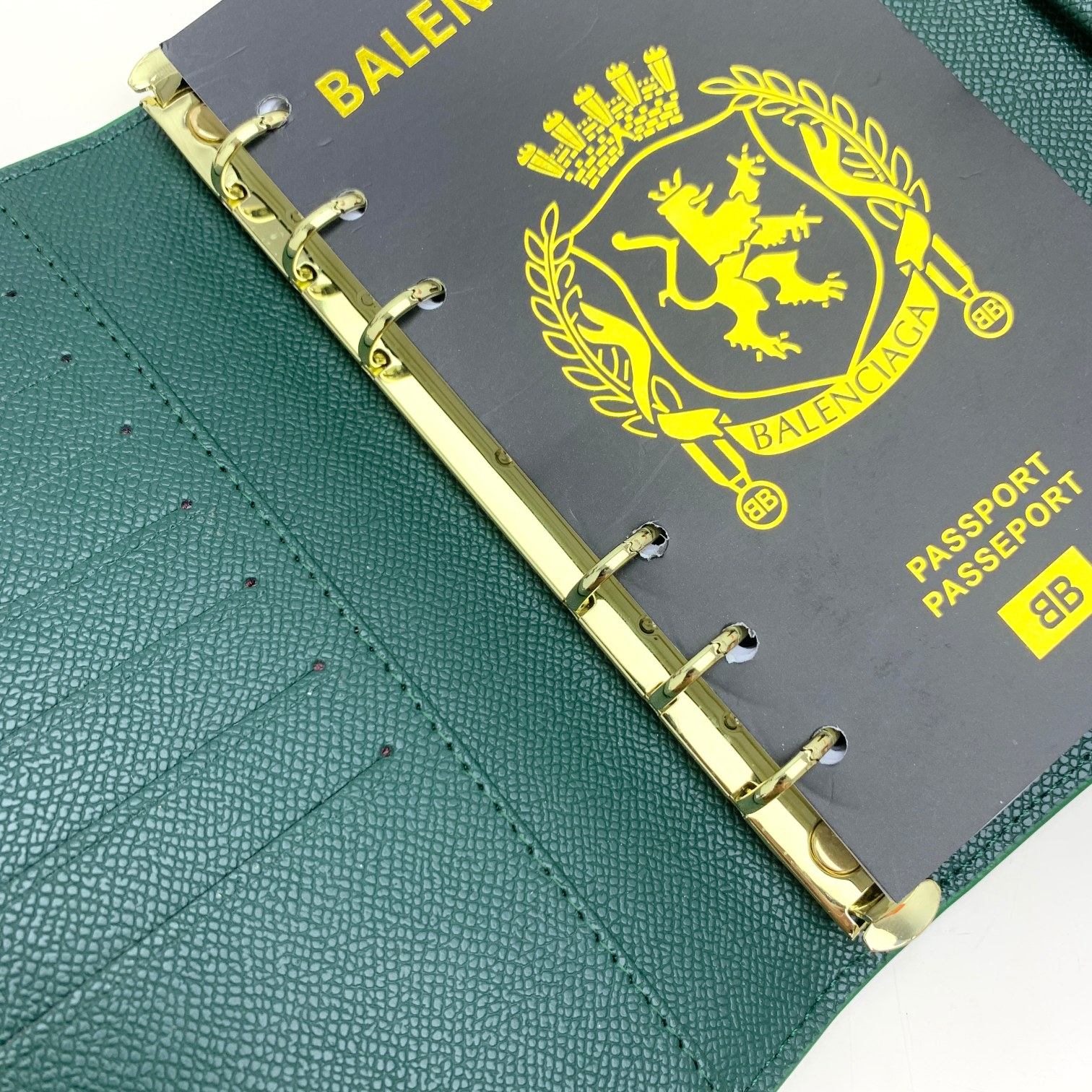BALENCIAGA巴黎世家 记事本秘️专柜款、细腻柔滑材质 做工无可挑剔,坚持高品质,内置卡位隔层,2718尺寸15x19x4cm 9