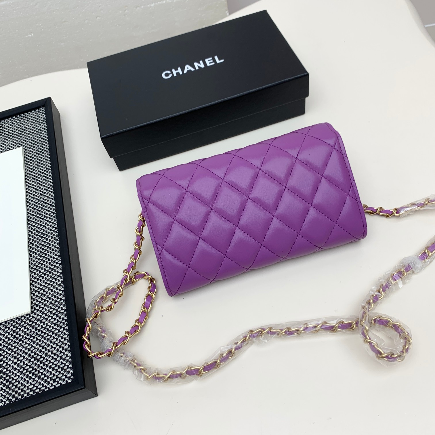 Chanel Chain Shoulder and Crossbody Mini Bag in diamond-quilted smooth - Comprehensive 5