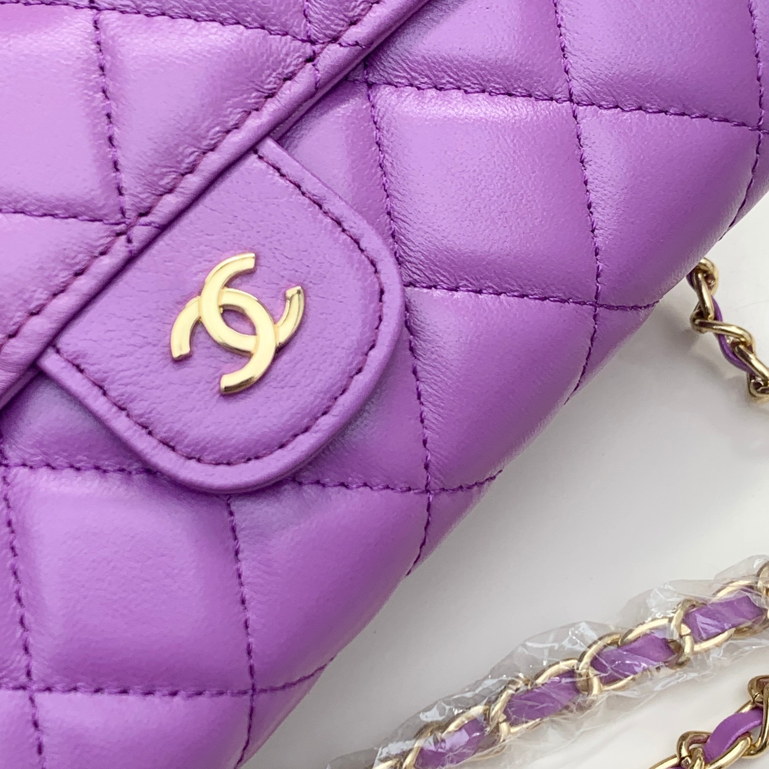 Chanel Chain Shoulder and Crossbody Mini Bag in diamond-quilted smooth - Comprehensive 2
