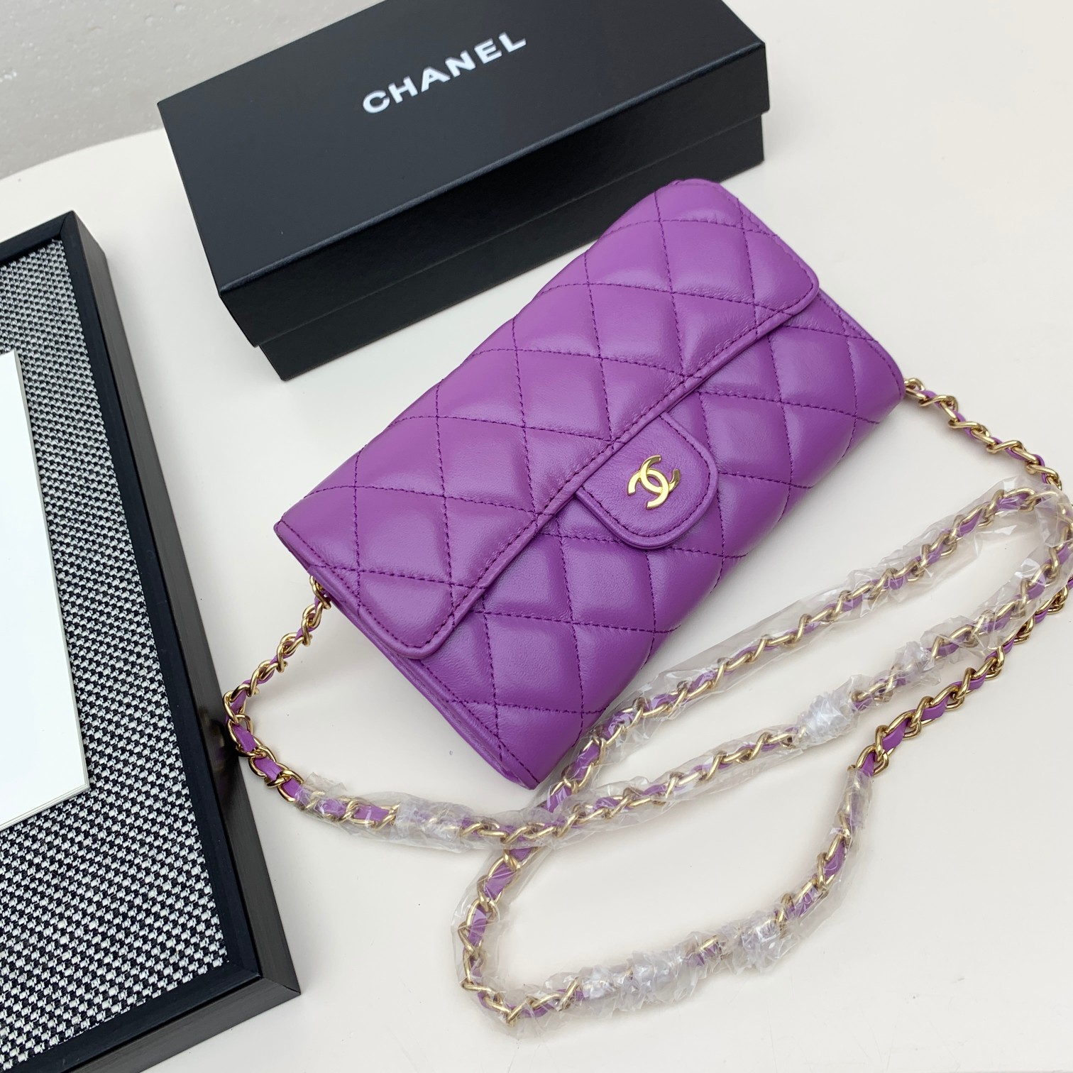Chanel Chain Shoulder and Crossbody Mini Bag in diamond-quilted smooth - Comprehensive 4