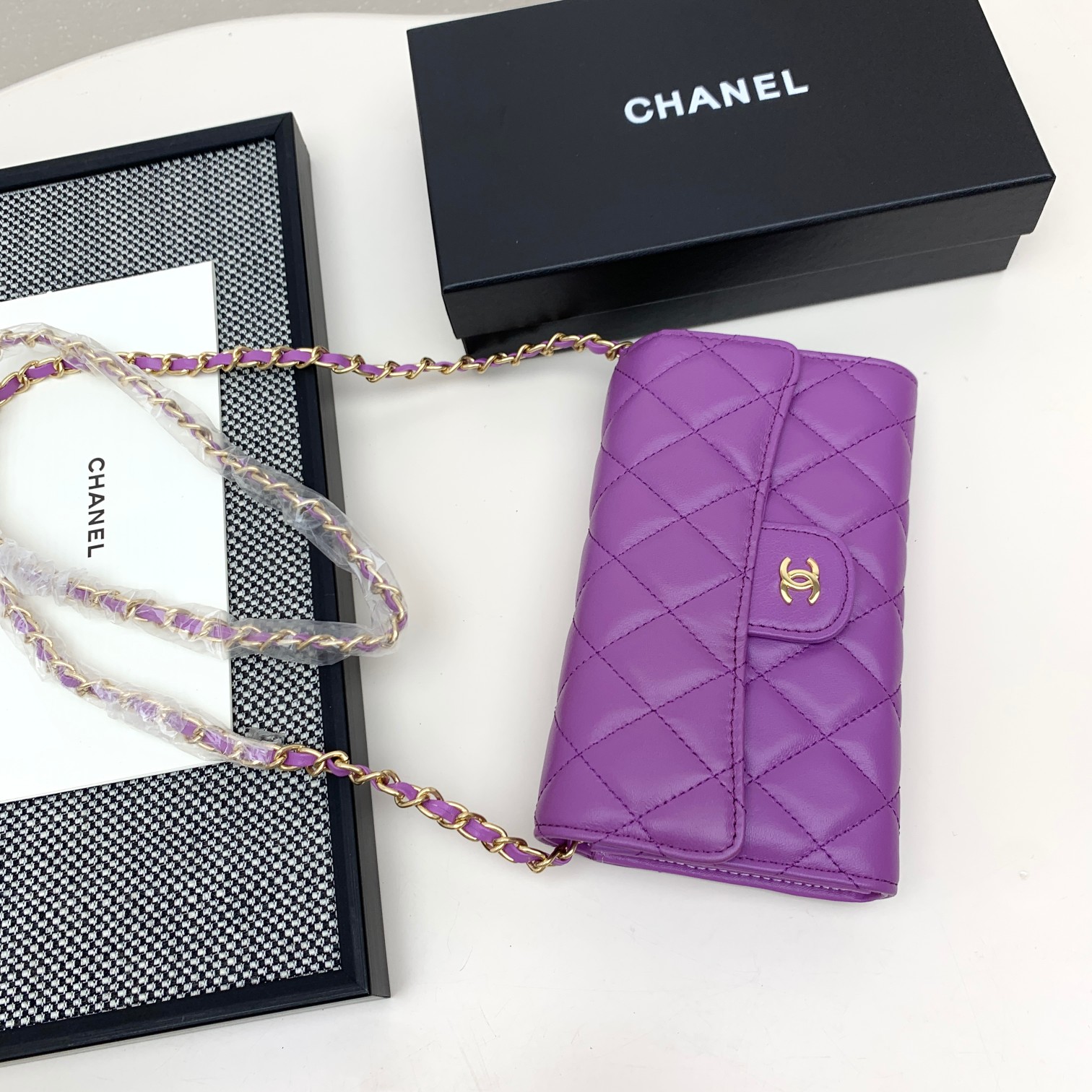 Chanel Chain Shoulder and Crossbody Mini Bag in diamond-quilted smooth - Comprehensive 3