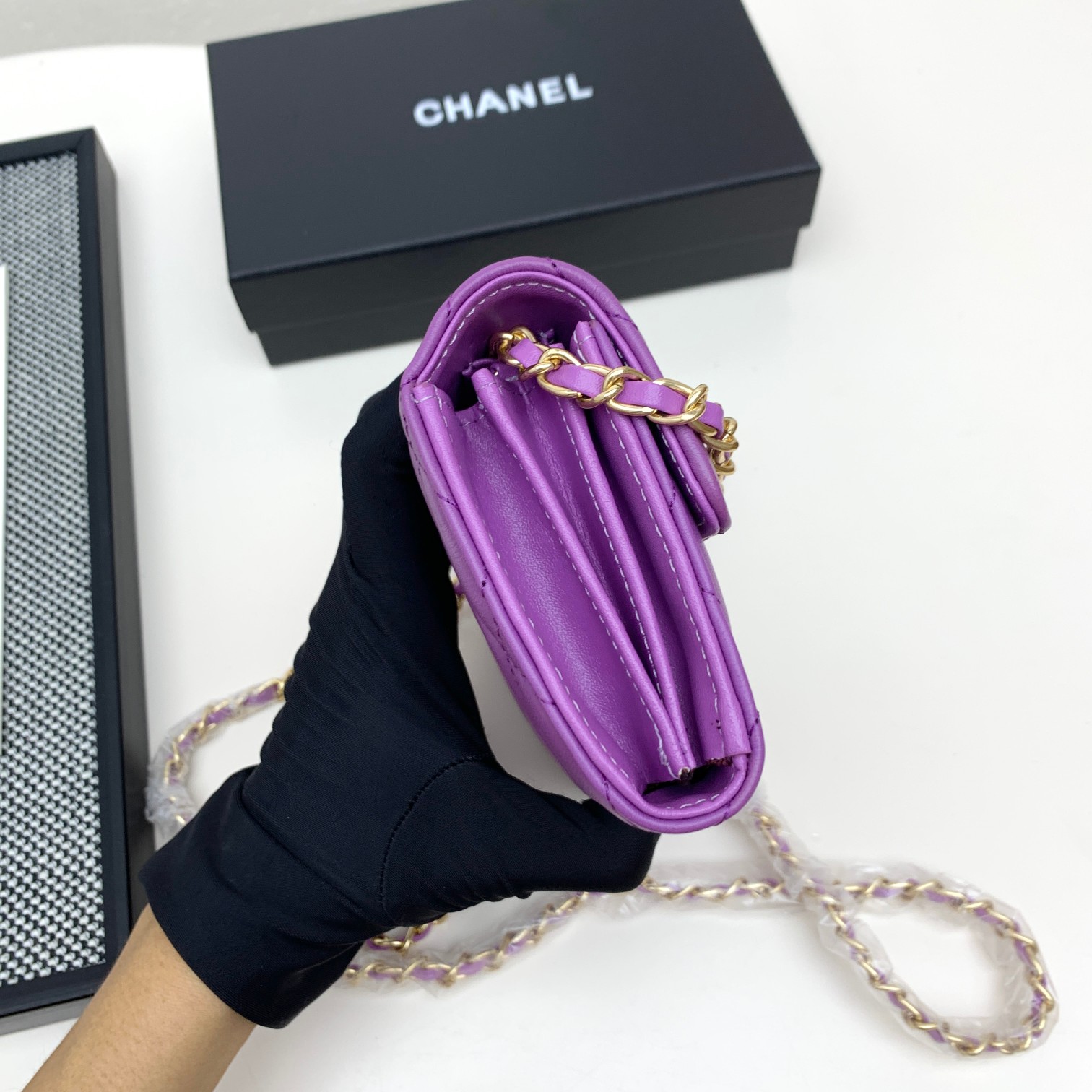 Chanel Chain Shoulder and Crossbody Mini Bag in diamond-quilted smooth - Comprehensive 6