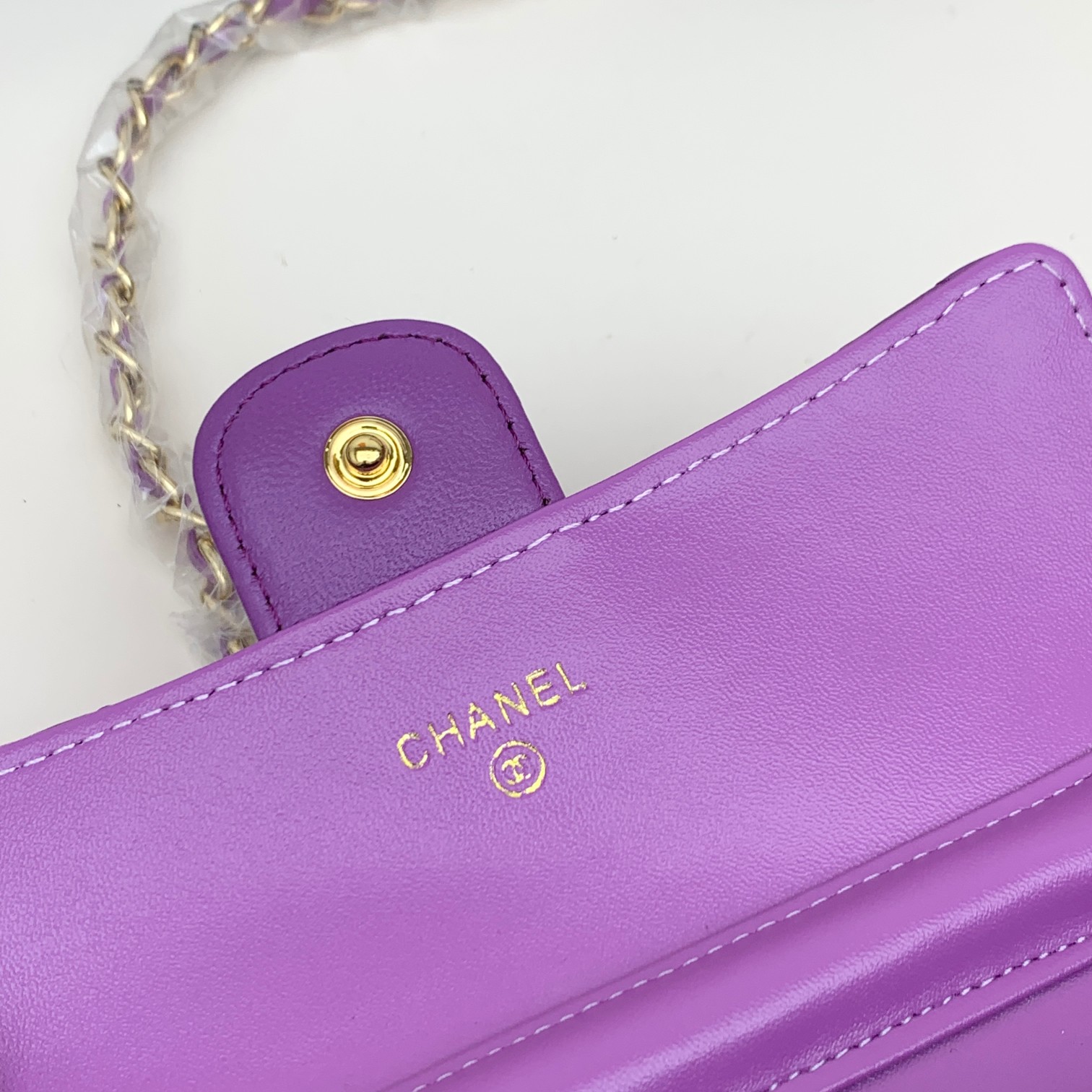 Chanel Chain Shoulder and Crossbody Mini Bag in diamond-quilted smooth - Comprehensive 9