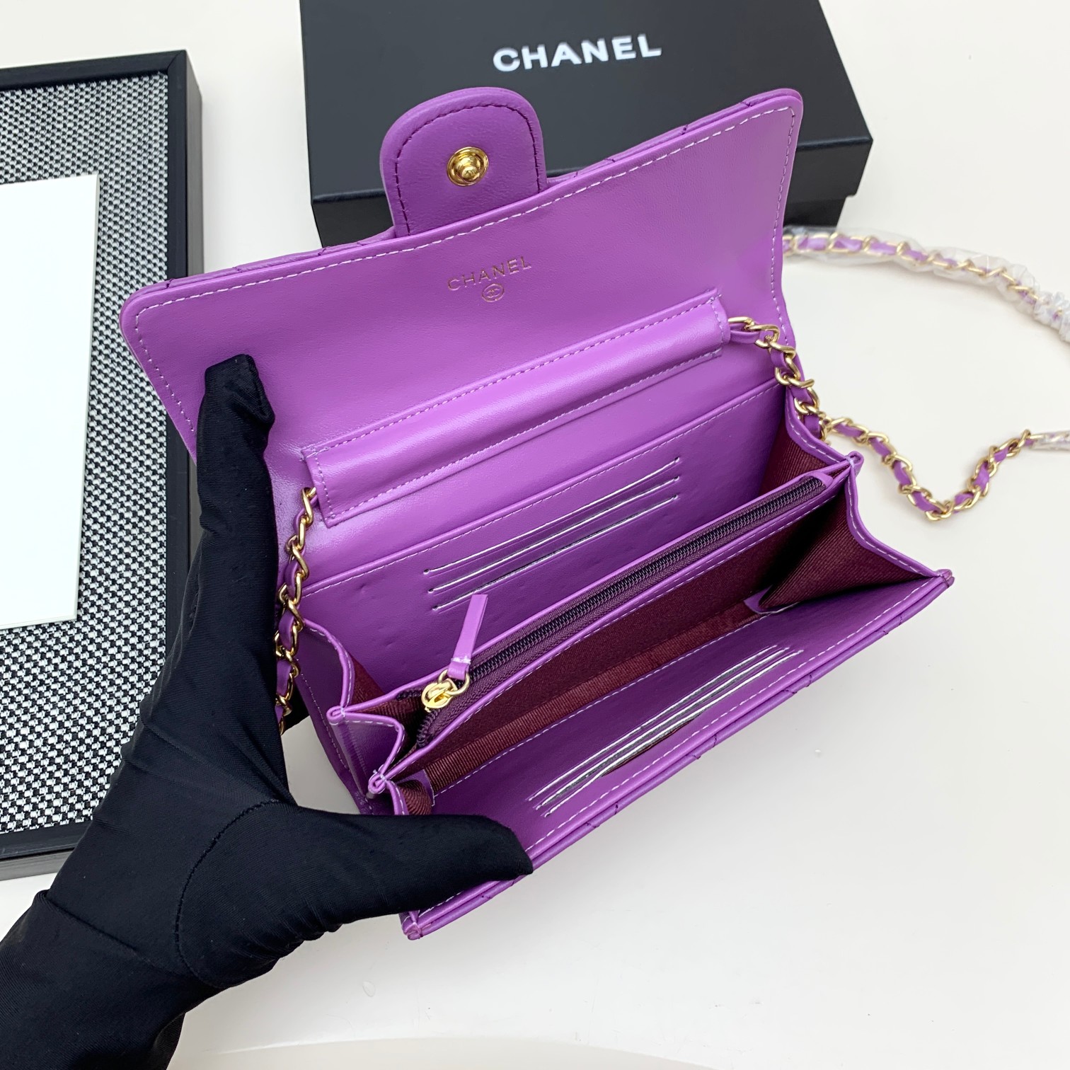 Chanel Chain Shoulder and Crossbody Mini Bag in diamond-quilted smooth - Comprehensive 8