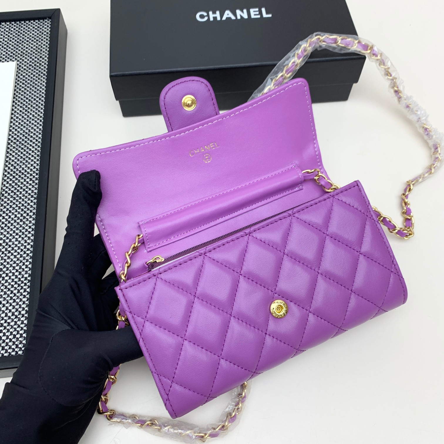 Chanel Chain Shoulder and Crossbody Mini Bag in diamond-quilted smooth - Comprehensive 7