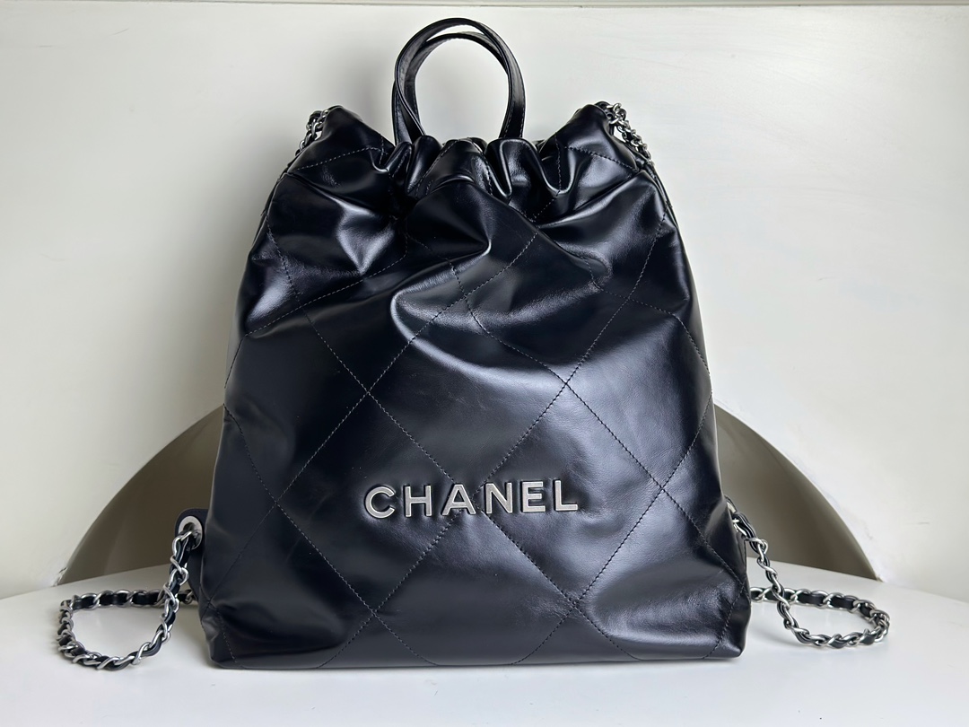 CHANEL Italian calfskin 23P denim 22 bag backpack is so handsome in real life! Must have! It has a large capacity and is very casual, perfect for