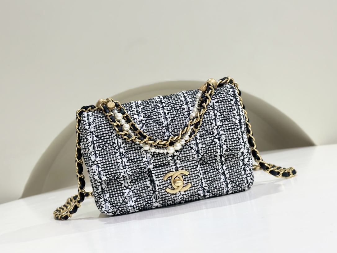 Chanel Perfect
 Crossbody & Shoulder Bags Chains P988511