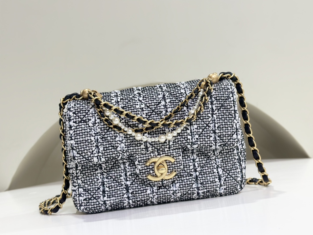 Chanel Crossbody & Shoulder Bags Chains P988811