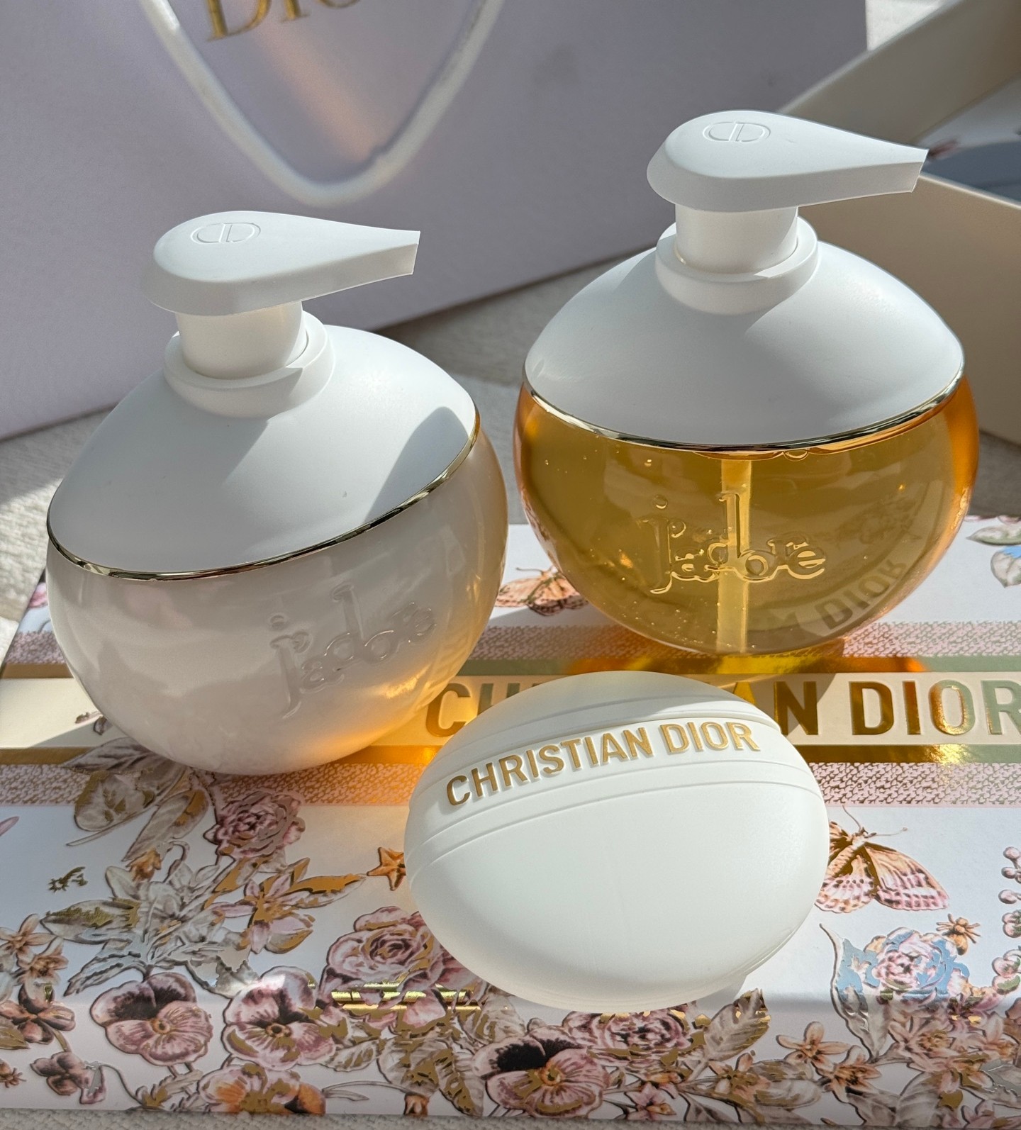 NO:810362,Dior True Gold Body Care Series: Feel the delicate touch of shower gel, body lotion, and hand cream, which not only conveys the soft and elegant fragrance, but also soothes the body and mind, healing every inch of skin! If I want to use a bottle of perfume to express the female power in my heart, it must be this bottle of Dior True Me fragrance. The fragrant floral fragrance mainly composed of jasmine, rose and ylang-ylang blooms on the skin, exuding the elegance and charm of women. Encountering the true and pure true self in the blooming of thousands of flowers, toiletries, dior19860909迪奥真我流金身体护理系列 感受着沐浴露,身体乳,以及护手霜的细腻触感不仅是柔雅香气的传递 也是对身心的抚慰,治愈着每一寸肌肤！ 如果说要用一瓶香水来表达我心中的女性力量 那一定是这瓶迪奧真我香氛 茉莉 玫瑰 依兰为主的馥郁繁花香调在肌肤上尽情绽放 散发着女性的优雅与魅力 在万花齐放中邂逅至真至纯的真我,洗护用品,dior,accessory