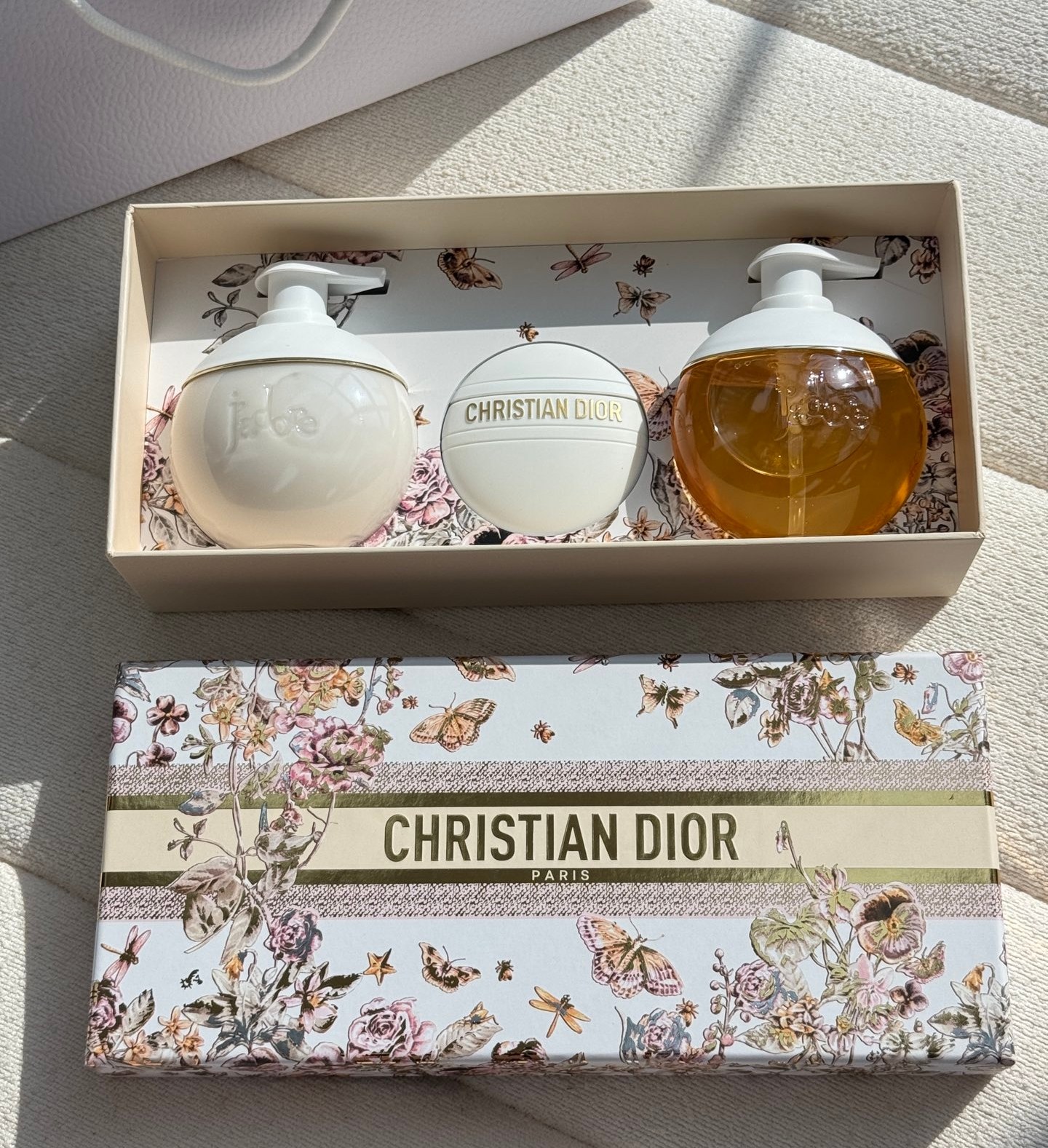 NO:810365,Dior True Me Series Fragrance Body Care Yu Jinxiang, a wealthy family with a little money!  It made me faint ~ This appearance is so good, so special channel!  !  Cherish, cherish!  !  Complete package!  !  All are raw materials. Who knows!  !   I use some body lotion all year round!  And I am very picky about the smell of shower gel!  I unboxed it and gave it a try today!  !  It really surprised me!  It’s one of those high-end fragrances that costs a little money!  It’s not gaudy at all and the fragrance stays on for a long time!  The scent remains even after using it all afternoon!  !  And the texture of the shower gel is really good!  I just used it and rinsed it with water, it didn’t feel slippery at all and it didn’t dry out at all!  You can buy it with confidence. I have sensitive skin, so most of the body lotions I can use can be used with confidence!  !  Comes in a gift box!  !  What are you still hesitating about?  !  Stock up as much as you can!  !  , toiletries, dior19860909Dior真我系列 香氛身体护理  有点小钱的富家于金香！把我迷晕了～这个颜值简直了,拿捏的死死的 特殊渠道！！珍惜珍惜！！全套包装！！全部都是原料 家人们谁懂！！  我是常年都会用一些身体乳！而且对沐浴露味道 我属于很挑剔那种！今天开箱试了一试！！真的惊艳到我了！就属于那种有点小钱的高级香！一点都不艳俗 留香时间完全放心！用完一下午留香味道都还在！！而且沐浴露质地真的是好！我刚刚用完一点都不假滑用水冲完 完全不拔干！大家完全可以放心入手,我还属于那种敏感肌肤 所以我能用身体乳基本大部分都可以放心使用放心！！礼盒装！！还在犹豫什么！！能多囤就多囤点！！,洗护用品,dior,accessory