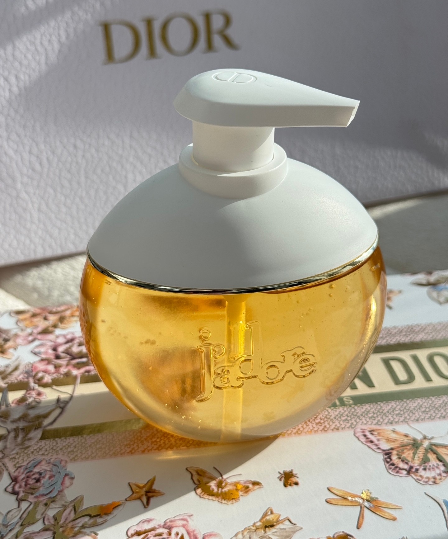 NO:810353,2 Shower Gel. The fragrance of the shower gel is very good. After washing, there is still a faint fragrance on the arms. Apply the body lotion and directly transform into a walking flower bud. It is super feminine ~ The foam is rich and gentle. It takes away the fatigue while leaving freshness and comfort. Toiletries198609092 沐浴露 沐浴露留香十分不错 洗完胳膊上还有淡淡的香气,擦上身体乳直接化身一颗行走的花蕾超级有女人味啊～泡沫丰盈,温和清洁 带走疲惫的同时,留下清新与舒适.,洗护用品,accessory