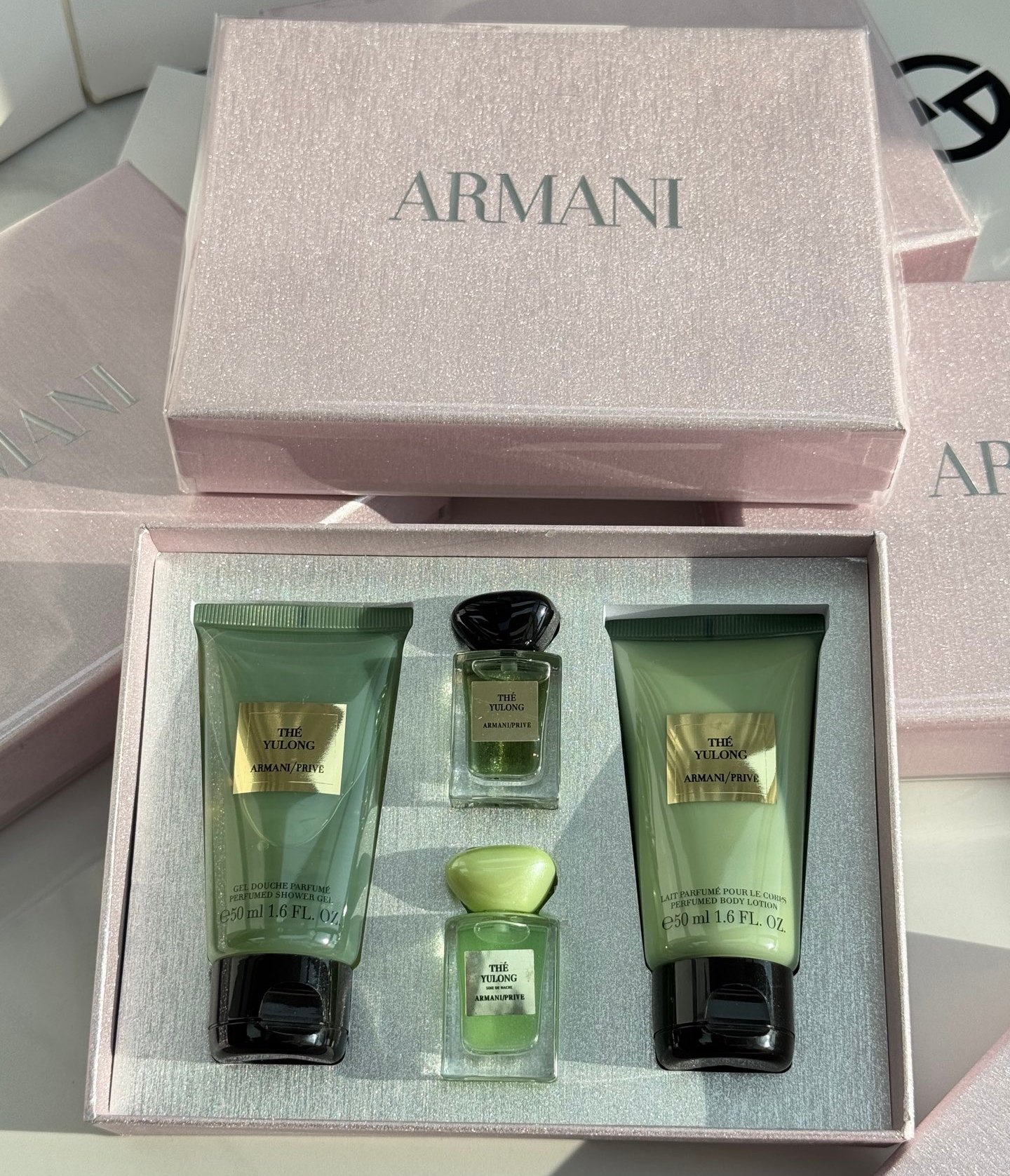 NO:810403,ARMANI Jade Dragon Tea Fragrance Gift Box Haute Couture Private Collection Perfume Noble Fresh Fragrance The top fashion brand 'Armani' that is Europe's top and has the largest sales volume in the United States!  Its new series of noble perfumes are so addictive!  Mr. Armani Mr. Armani takes nature as inspiration and integrates his many years of travel, memories and inspiration into the fragrance!  !  With its fresh appearance, it combines water and precious flowers and plants to restore the vitality and authenticity of the natural world. It is the master's private fragrance, carefully selected from rare raw materials, purely for haute couture!  !  It will undoubtedly become one of your favorite perfumes due to its appearance!  A must-have scent!  The gift box contains 50ml shower gel, 50ml body lotion, two bottles of 7.5ml perfume, toiletries, perfume, armani, armani19860909ARMANI阿玛尼玉龙茶香香氛礼盒 高定私藏香水贵族清新香氛 欧洲最顶尖、美国销量最大的顶级时尚品牌“阿玛尼”！它全新系列贵族香水,太让人沉沦！阿玛尼先生阿玛尼先生以自然为灵感,将他多年的游历、回忆及灵感融入香中！！以清新之姿,融合水与珍贵花植,还原自然世界的活力本真,它是大师的私藏之香,匠心臻选珍稀原料,纯粹只为高定而生！！它从颜值就无疑成为你最爱的香水之一！必须要拥有的香型！礼盒内有 沐浴露50ml润肤露50ml7.5ml香水两瓶,洗护用品香水,armani,armani,accessory