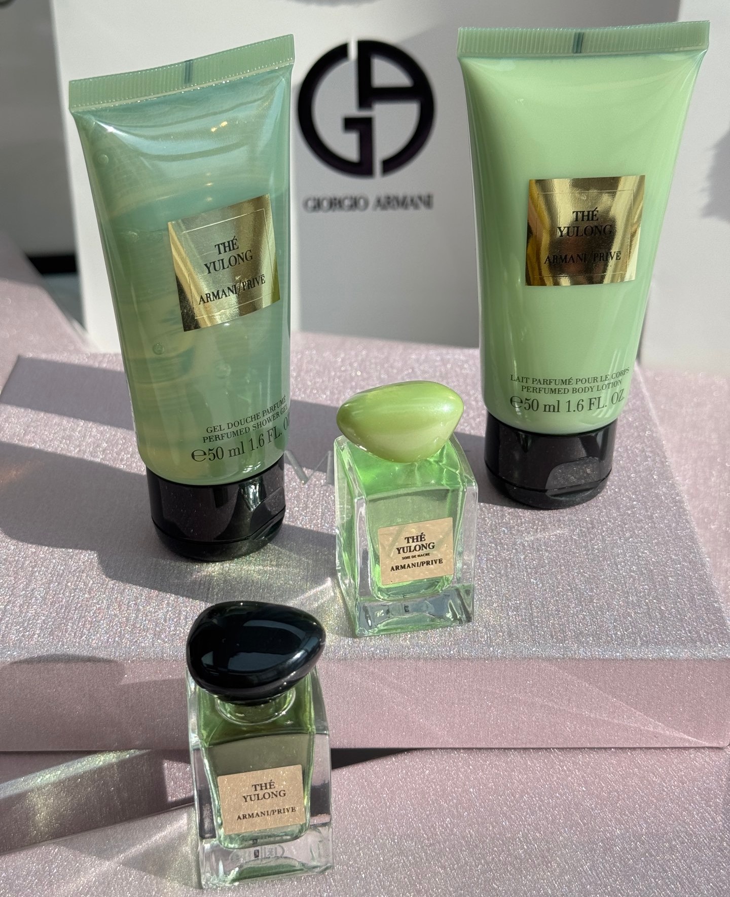 NO:810420,No one can resist Armani’s high-end perfume gift box!  !  It is a neutral fragrance, with citrus as the top note, and then turns to green tea. It smells slightly high-end and very comfortable. It is like the lobby fragrance of a five-star hotel. It is suitable for both men and women!  It feels very cold!  , toiletries, perfume, armani19860909没有人能拒绝阿玛尼的高定香水礼盒！！ 是中性香,前调是柑橘,后面会转成绿茶香 闻起来有一种淡淡的高级感 而且很舒服 像五星级酒店的大堂香 男女都很合适！很清冷的感觉！,洗护用品香水,armani,accessory