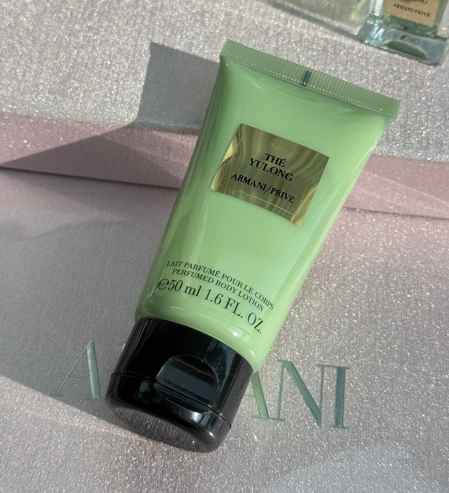NO:810416,Shower gel and body lotion are paired with perfume, and the whole set is perfect!  !  This comes in a gift box!  So considerate. The advertising slogan of Armani Yulong Tea Fragrance is 'I don't want to be loved by the whole world, I just want to be this person's exception in this life', toiletries, perfume, armani19860909沐浴露 润肤露在搭配上香水,一整套下来绝了！！这个礼盒装！太贴心 阿玛尼玉龙茶香的广告语“不求被全世界宠爱,只求这一生是这人的例外”,洗护用品香水,armani,accessory