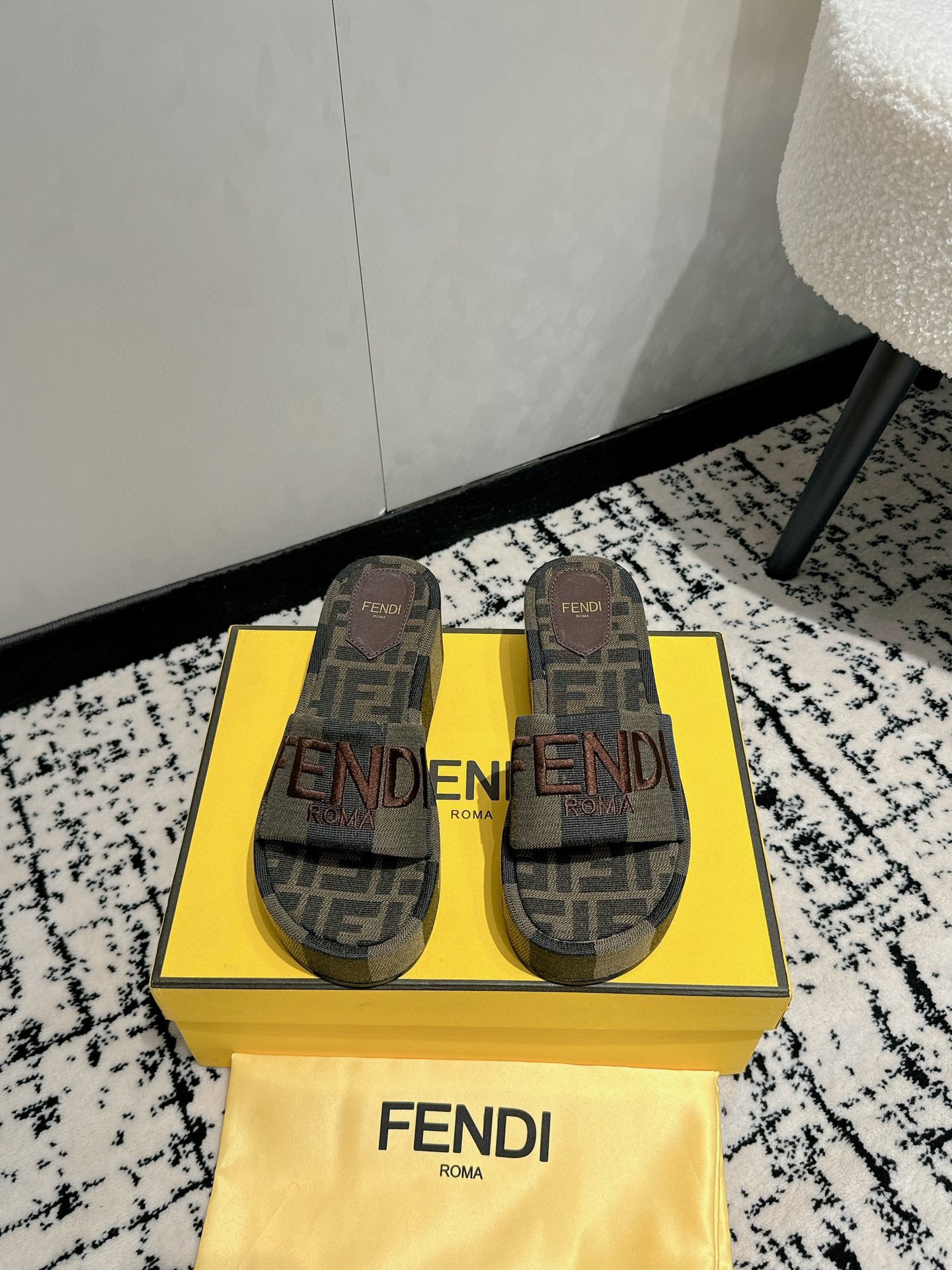 Fendi Schoenen Pantoffels Borduurwerk Raffia Schapenvacht TPU Weven Fashion