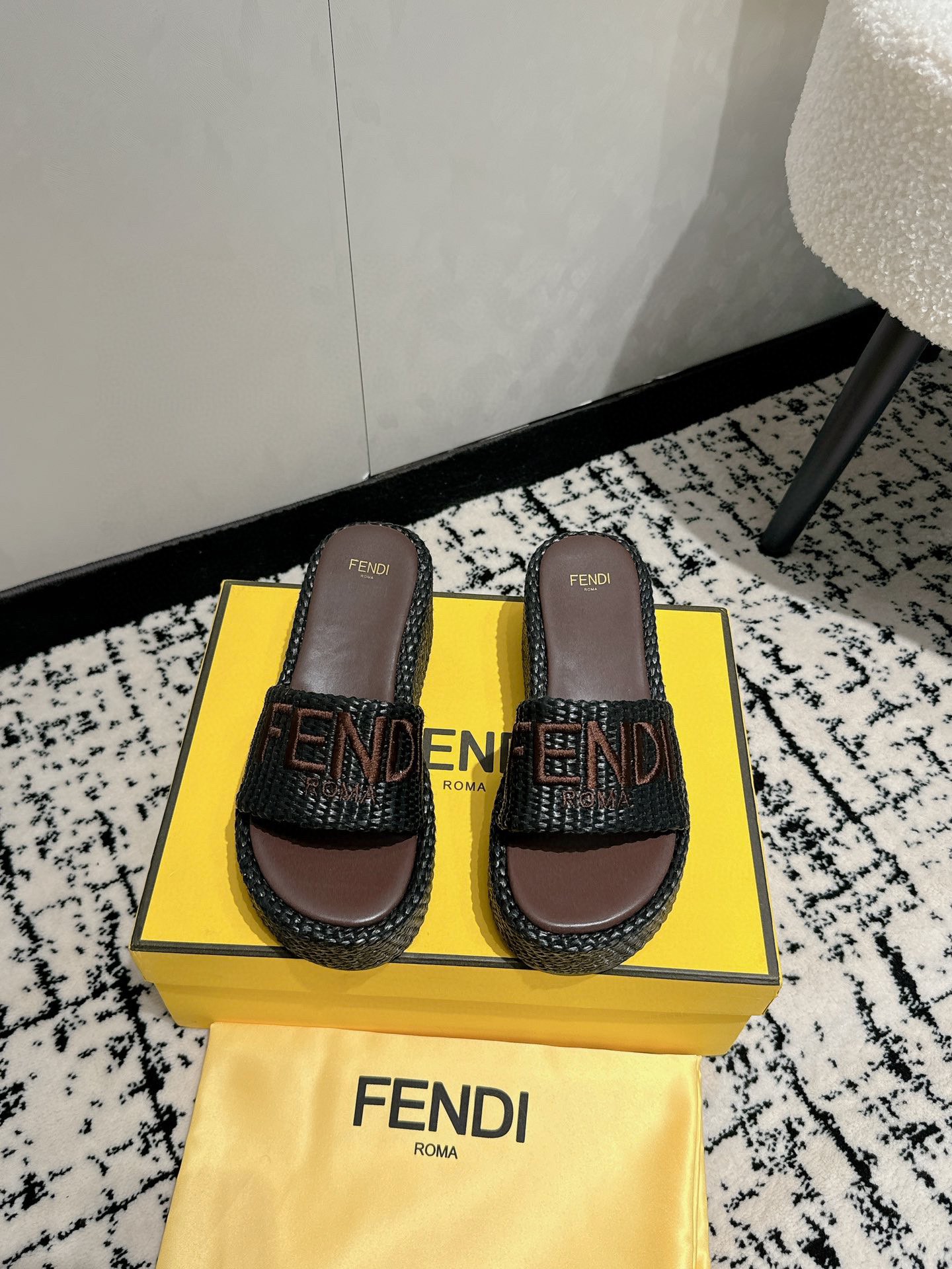 Koop AAA goedkoop
 Fendi Schoenen Pantoffels Borduurwerk Raffia Schapenvacht TPU Weven Fashion