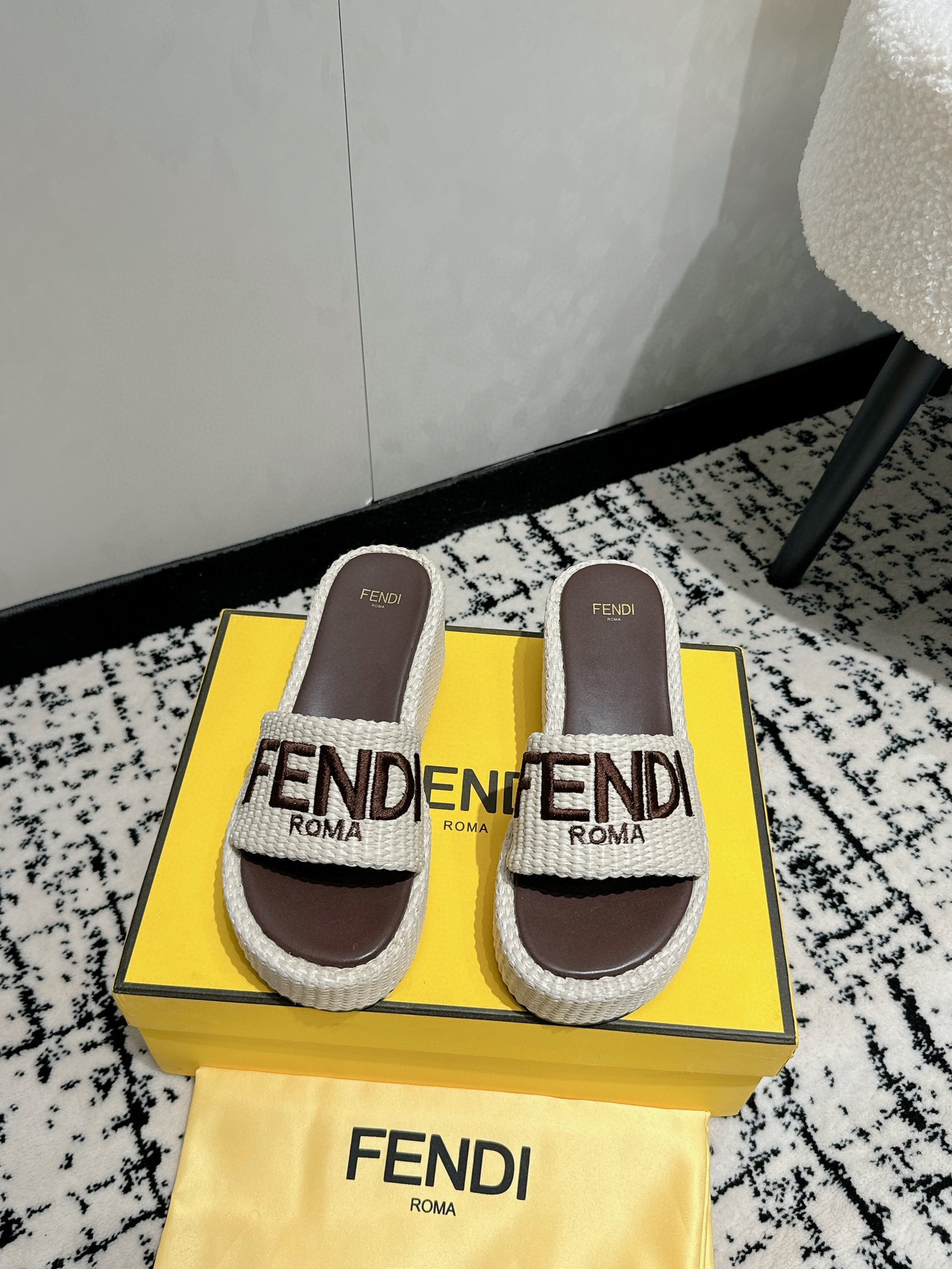 Fendi Schoenen Pantoffels Borduurwerk Raffia Schapenvacht TPU Weven Fashion