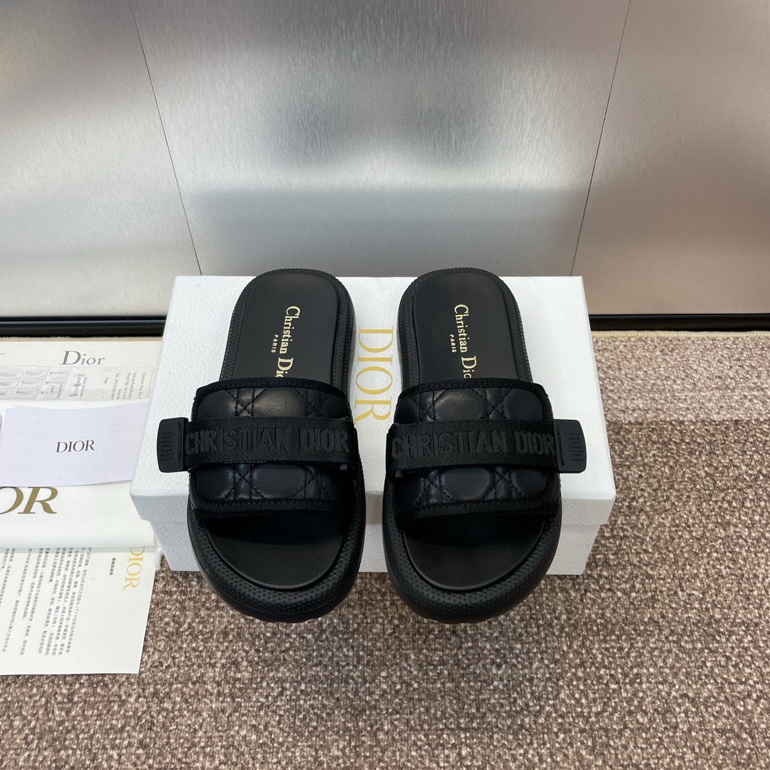 Dior Schoenen Sandalen Pantoffels Borduurwerk Kalfsleer Koeienhuid Schapenvacht Strand