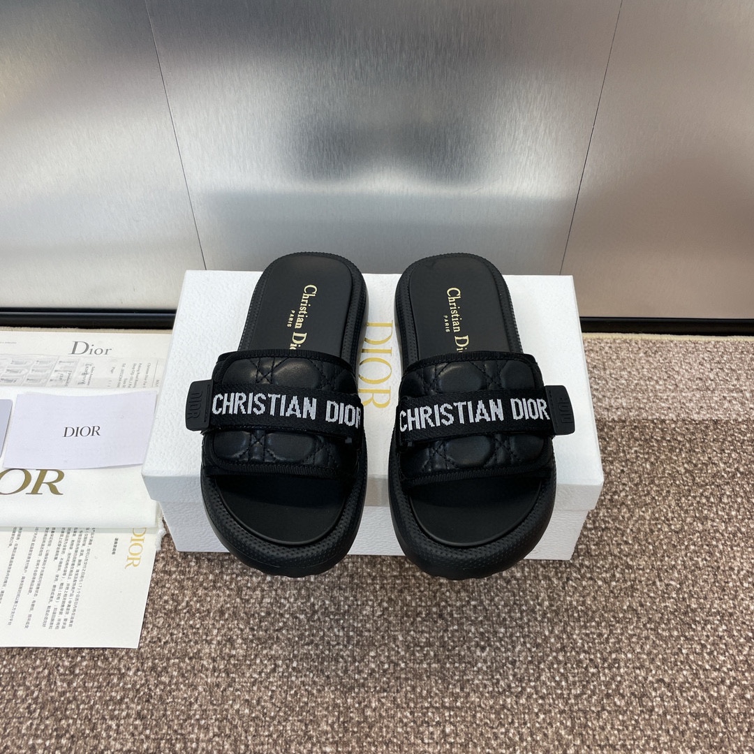 Dior Schoenen Sandalen Pantoffels Borduurwerk Kalfsleer Koeienhuid Schapenvacht Strand