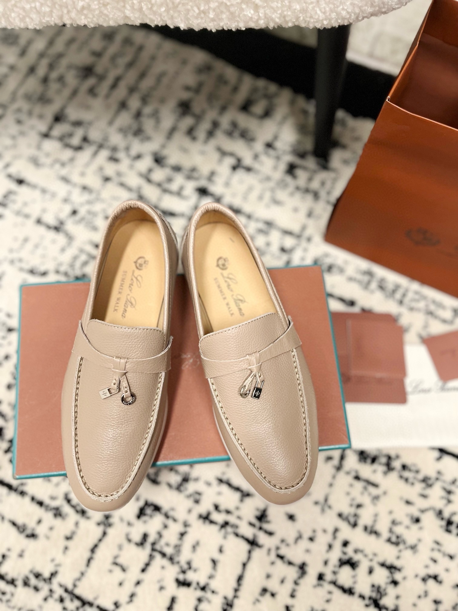 Loro Piana Schoenen Loafers Lycheepatroon Kalfsleer Koeienhuid