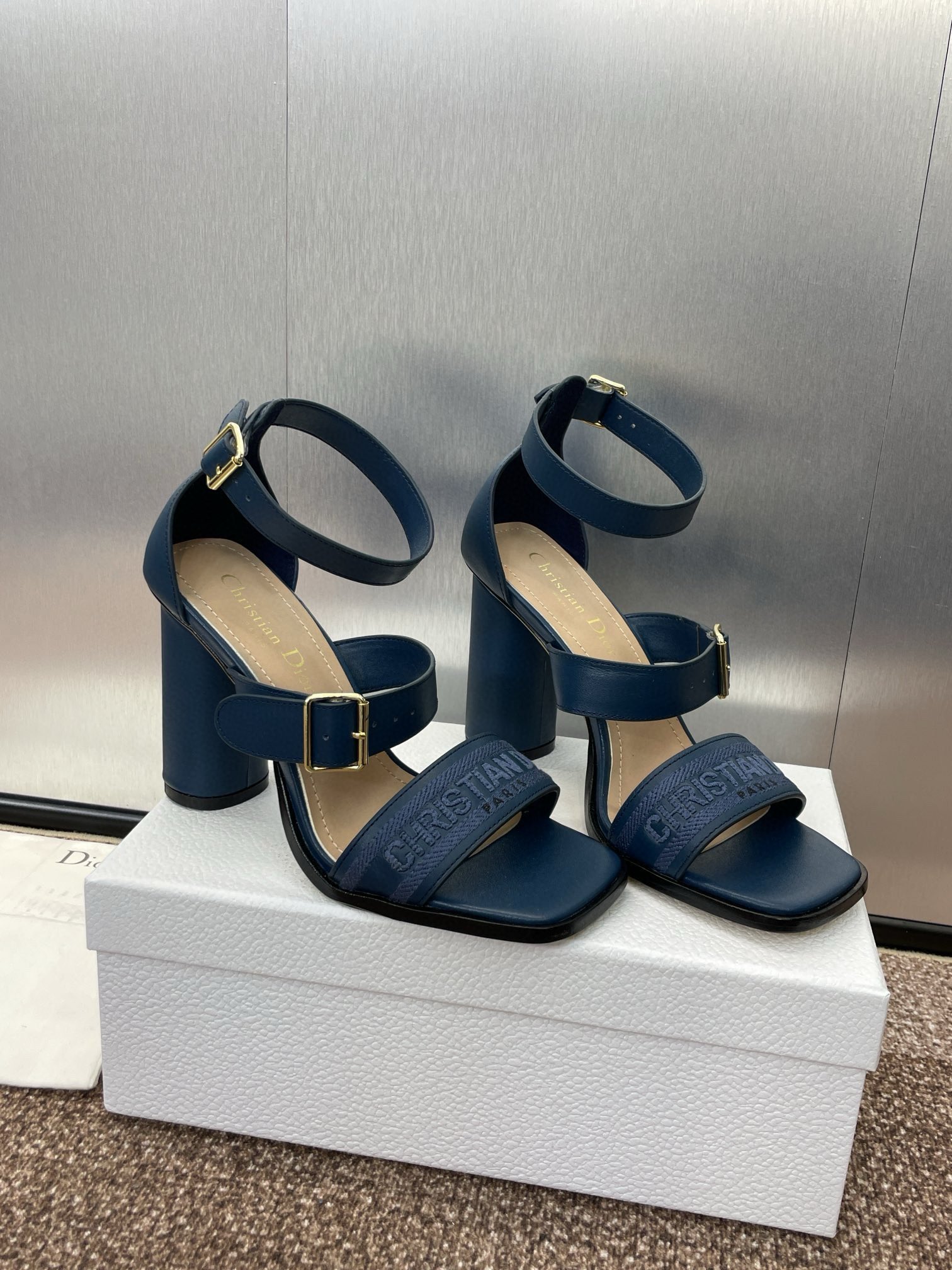 NO:266054,【9.5CM】Dior Dway 2025 spring and summer latest high-heeled electric embroidery color-blocking Roman sandals. Top purchasing version CD letter logo hardware buckle celebrity same style one-round hairdressing fish mouth open toe women's sandals, original custom high temperature water-soluble electric embroidery technology fabric/imported calfskin inner water dyed sheepskin inner outsole Italian leather outsole heel height 7.5CM/9. 5CM Size 34-43 (34.40.41.42.43. Customized without return or replacement), high heels sandals, dior, dior, sandals, high heels, cowhide, sheepskin, Leather soles19860909【9.5CM】Dior·迪奥 Dway 2025春夏最新款高跟电绣拼色罗马凉鞋.顶级代购版本  CD字母logo五金扣明星同款一圈带鱼嘴露趾女凉鞋 鞋面原版定制高温水溶电绣科技面料/进口小牛皮 内里水染羊皮内里 大底意大利真皮大底 跟高7.5CM/9. 5CM 码数34-43（34.40.41.42.43.定制不退不换）,高跟鞋凉鞋,dior,dior,sandals,high heels,cowhide,sheepskin,Leather soles,Women's Shoes