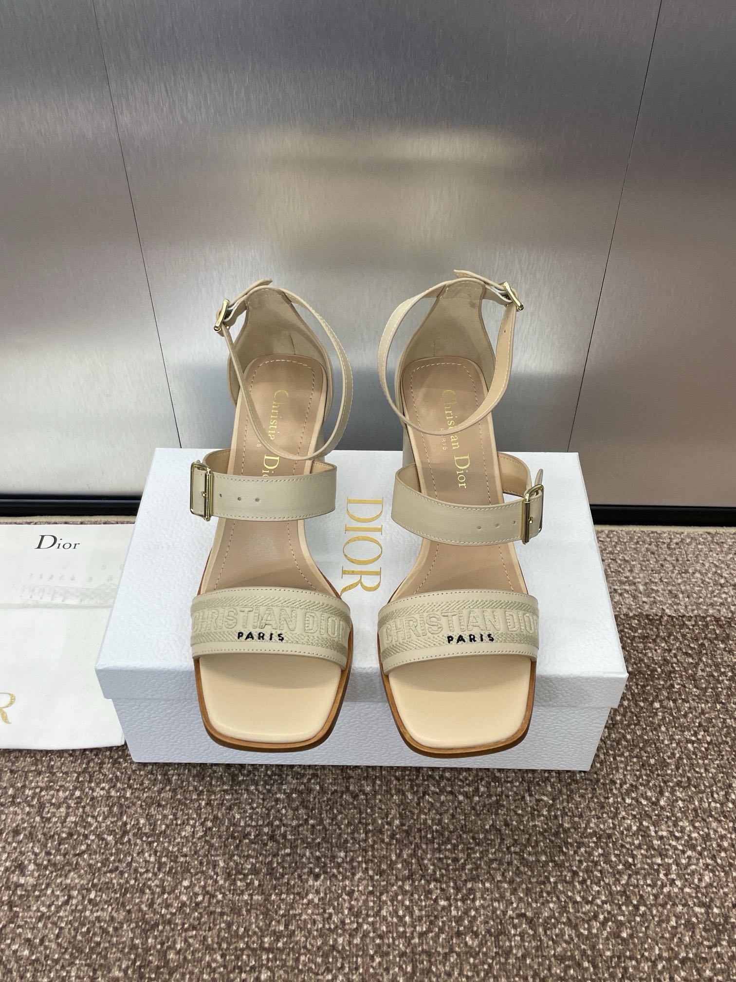 NO:266062,【7.5CM】Dior Dior Dway 2025 spring and summer latest high-heeled electric embroidery color-blocking Roman sandals. Top purchasing version CD letter logo hardware buckle celebrity same style one-round hairdressing fish mouth open toe women's sandals. Original custom high temperature water-soluble electric embroidery technology fabric/imported calfskin inner water dyed sheepskin inner outsole Italian leather outsole heel height 7.5CM/9. 5CM Size 34-43 (34.40.41.42.43. Customized without return or replacement), high heels sandals, dior, dior, sandals, high heels, cowhide, sheepskin, Leather soles19860909【7.5CM】Dior·迪奥 Dway 2025春夏最新款高跟电绣拼色罗马凉鞋.顶级代购版本  CD字母logo五金扣明星同款一圈带鱼嘴露趾女凉鞋 鞋面原版定制高温水溶电绣科技面料/进口小牛皮 内里水染羊皮内里 大底意大利真皮大底 跟高7.5CM/9. 5CM 码数34-43（34.40.41.42.43.定制不退不换）,高跟鞋凉鞋,dior,dior,sandals,high heels,cowhide,sheepskin,Leather soles,Women's Shoes