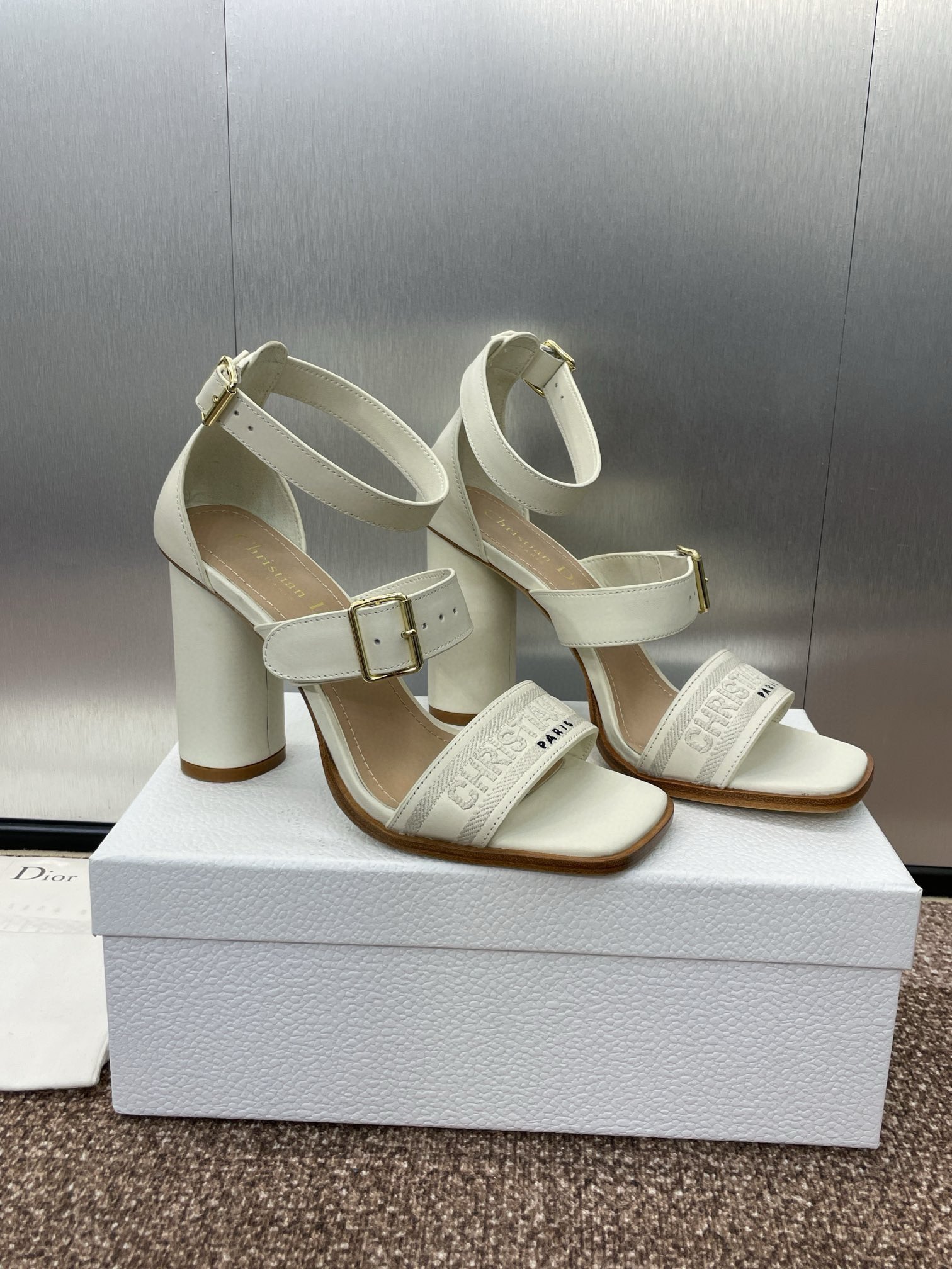 NO:266064,【9.5CM】Dior Dway 2025 spring and summer latest high-heeled electric embroidery color-blocking Roman sandals. Top purchasing version CD letter logo hardware buckle celebrity same style one-round hairdressing fish mouth open toe women's sandals. Original custom high temperature water-soluble electric embroidery technology fabric/imported calfskin inner water dyed sheepskin inner outsole Italian leather outsole heel height 7.5CM/9. 5CM Size 34-43 (34.40.41.42.43. Customized without return or replacement), high heels sandals, dior, dior, sandals, high heels, cowhide, sheepskin, Leather soles19860909【9.5CM】Dior·迪奥 Dway 2025春夏最新款高跟电绣拼色罗马凉鞋.顶级代购版本  CD字母logo五金扣明星同款一圈带鱼嘴露趾女凉鞋 鞋面原版定制高温水溶电绣科技面料/进口小牛皮 内里水染羊皮内里 大底意大利真皮大底 跟高7.5CM/9. 5CM 码数34-43（34.40.41.42.43.定制不退不换）,高跟鞋凉鞋,dior,dior,sandals,high heels,cowhide,sheepskin,Leather soles,Women's Shoes