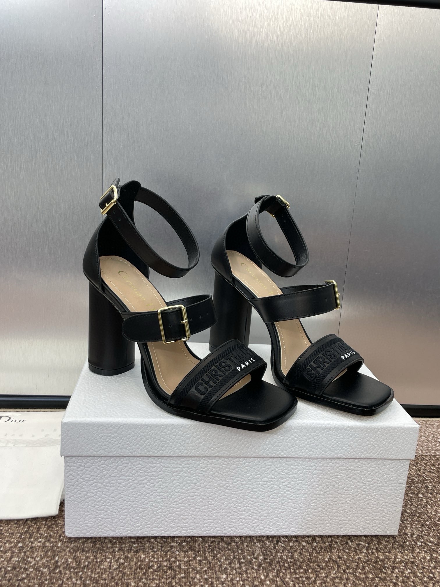 NO:266071,【9.5CM】Dior Dway 2025 spring and summer latest high-heeled electric embroidery color-blocking Roman sandals. Top purchasing version CD letter logo hardware buckle celebrity same style one-round hairdressing fish mouth open toe women's sandals. Original custom high temperature water-soluble electric embroidery technology fabric/imported calfskin inner water dyed sheepskin inner outsole Italian leather outsole heel height 7.5CM/9. 5CM Size 34-43 (34.40.41.42.43. Customized without return or replacement), high heels sandals, dior, dior, sandals, high heels, cowhide, sheepskin, Leather soles19860909【9.5CM】Dior·迪奥 Dway 2025春夏最新款高跟电绣拼色罗马凉鞋.顶级代购版本  CD字母logo五金扣明星同款一圈带鱼嘴露趾女凉鞋 鞋面原版定制高温水溶电绣科技面料/进口小牛皮 内里水染羊皮内里 大底意大利真皮大底 跟高7.5CM/9. 5CM 码数34-43（34.40.41.42.43.定制不退不换）,高跟鞋凉鞋,dior,dior,sandals,high heels,cowhide,sheepskin,Leather soles,Women's Shoes