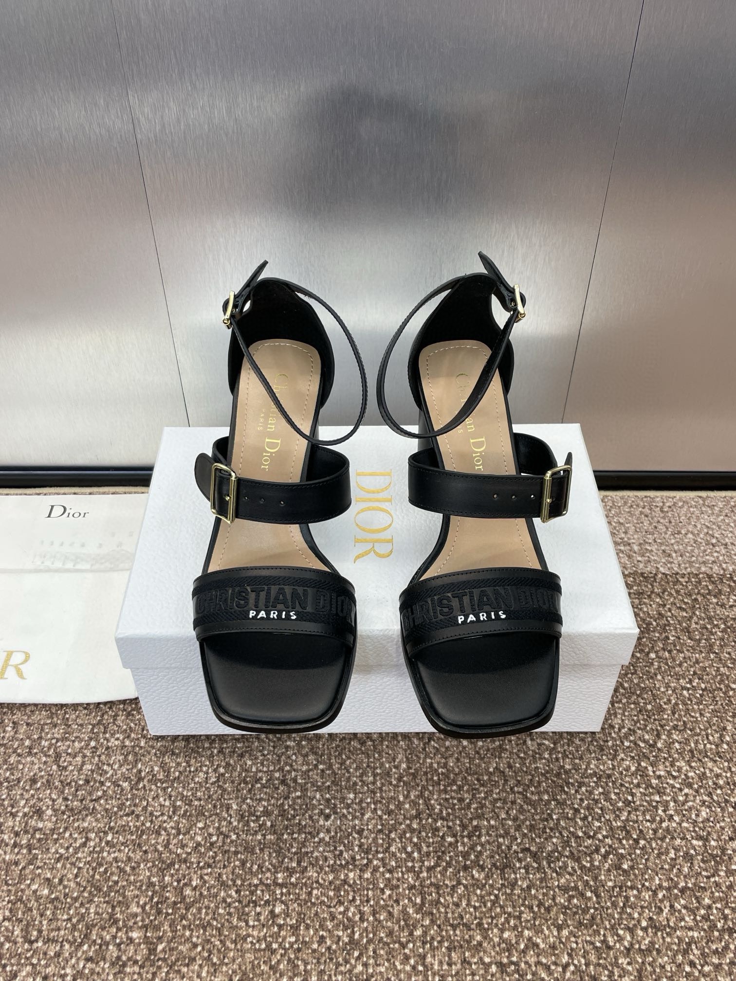 NO:266074,Dior Dway 2025 spring and summer latest high-heeled electric embroidery color-blocking Roman sandals. Top purchasing version CD letter logo hardware buckle celebrity same style one-round hairdressing fish mouth open toe women's sandals. Original custom high temperature water-soluble electric embroidery technology fabric/imported calfskin inner water dyed sheepskin inner outsole Italian leather outsole heel height 7.5CM/9. 5CM Size 34-43 (34.40.41.42.43. Customized without return or replacement), high heels sandals, dior, dior, sandals, high heels, cowhide, sheepskin, Leather soles19860909Dior·迪奥 Dway 2025春夏最新款高跟电绣拼色罗马凉鞋.顶级代购版本  CD字母logo五金扣明星同款一圈带鱼嘴露趾女凉鞋 鞋面原版定制高温水溶电绣科技面料/进口小牛皮 内里水染羊皮内里 大底意大利真皮大底 跟高7.5CM/9. 5CM 码数34-43（34.40.41.42.43.定制不退不换）,高跟鞋凉鞋,dior,dior,sandals,high heels,cowhide,sheepskin,Leather soles,Women's Shoes