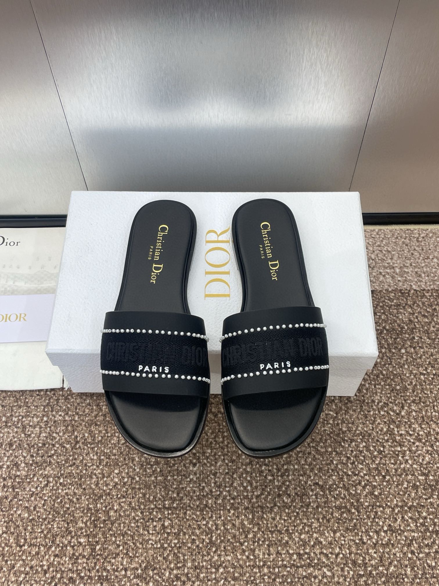 NO:266068,Dior 2025 Spring and Summer New DWAY One-line Color Purple Slippers. Top Purchase Version CD Letter Logo Three-dimensional Embroidered Cylindrical Heel Sandals Square Toe Thick Heel Jelly Color Open-toe Slippers. Original development is one-to-one replica!  The original uniform washing cowhide electric embroidery high temperature water-soluble cotton technology fabric   hand-sewn beads Inner water dye cowhide footbed inside out sole Italian double-layer leather outsole Heel height 1.5CM/3CM Size 34-43 (34.40.41.42.43 Customized, no return or replacement), slippers, dior, dior, sandals, slippers, cowhide, Leather soles19860909Dior·迪奥 2025 春夏新款 DWAY 一字拼色珍珠女拖鞋. 顶级代购版本 CD字母logo立体刺绣圆柱跟凉鞋 方头粗跟果冻色露趾拖鞋. 原版开发一比一复刻！ 鞋面原版一致水洗牛皮电绣高温水溶棉质科技面料 手工缝珠 内里水染牛皮垫脚内里 大底意大利双层真皮大底 跟高1.5CM/3CM 码数34-43（34.40.41.42.43定做不退不换）,拖鞋,dior,dior,sandals,slippers,cowhide,Leather soles,Women's Shoes