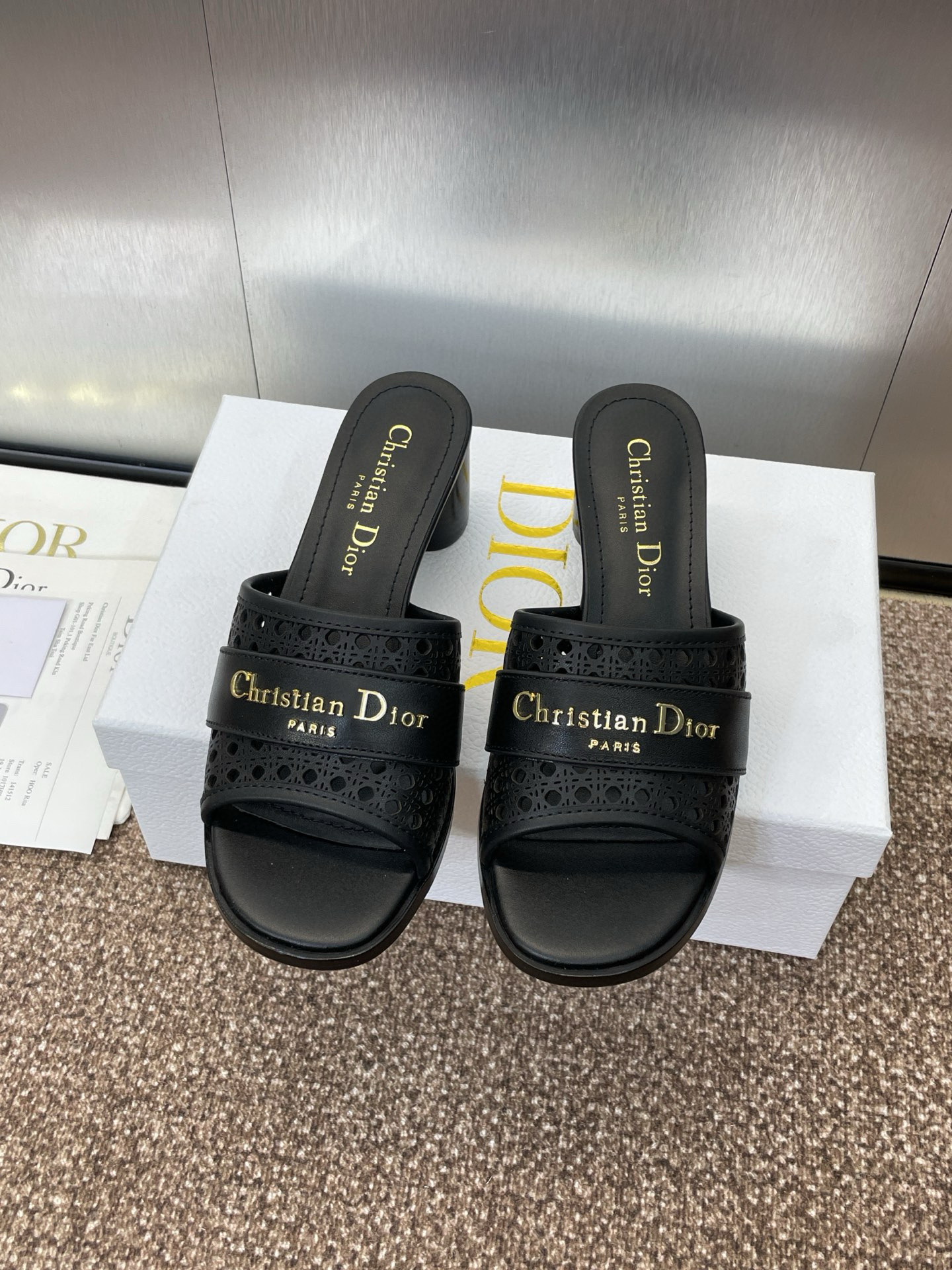 NO:259941,Dior 2025 Spring and Summer New D-Lane Hollow Thick Heel Slippers CD Letter Logo Hardware Buckle Low Heel Round Toe Open-toe Slippers Top Purchase Version Imported Calfskin Upper Inner Water-Dye Sheepskin Inner Outsole Italian Leather Outsole Hardware Original Open-Die Pure Copper Hardware Buckle Heels 5.5CM/7.5CM Size 34-43 (34.40.41.42.43 Customized No Return or Exchange), High Heels, Dior, Dior, High Heels, Slippers, Cowhide, Sheepskin, Leather Soles19860909Dior·迪奥2025 春夏新款 D-Lane 镂空粗跟拖鞋 CD字母logo五金扣低跟圆头露趾凉拖鞋 顶级代购版本 鞋面进口小牛皮 内里水染羊皮内里 大底意大利真皮大底 五金原版开模纯铜五金扣 跟高5.5CM/7.5CM 码数34-43（34.40.41.42.43定做不退不换）,高跟鞋,dior,dior,high heels,slippers,cowhide,sheepskin,Leather soles,Women's Shoes