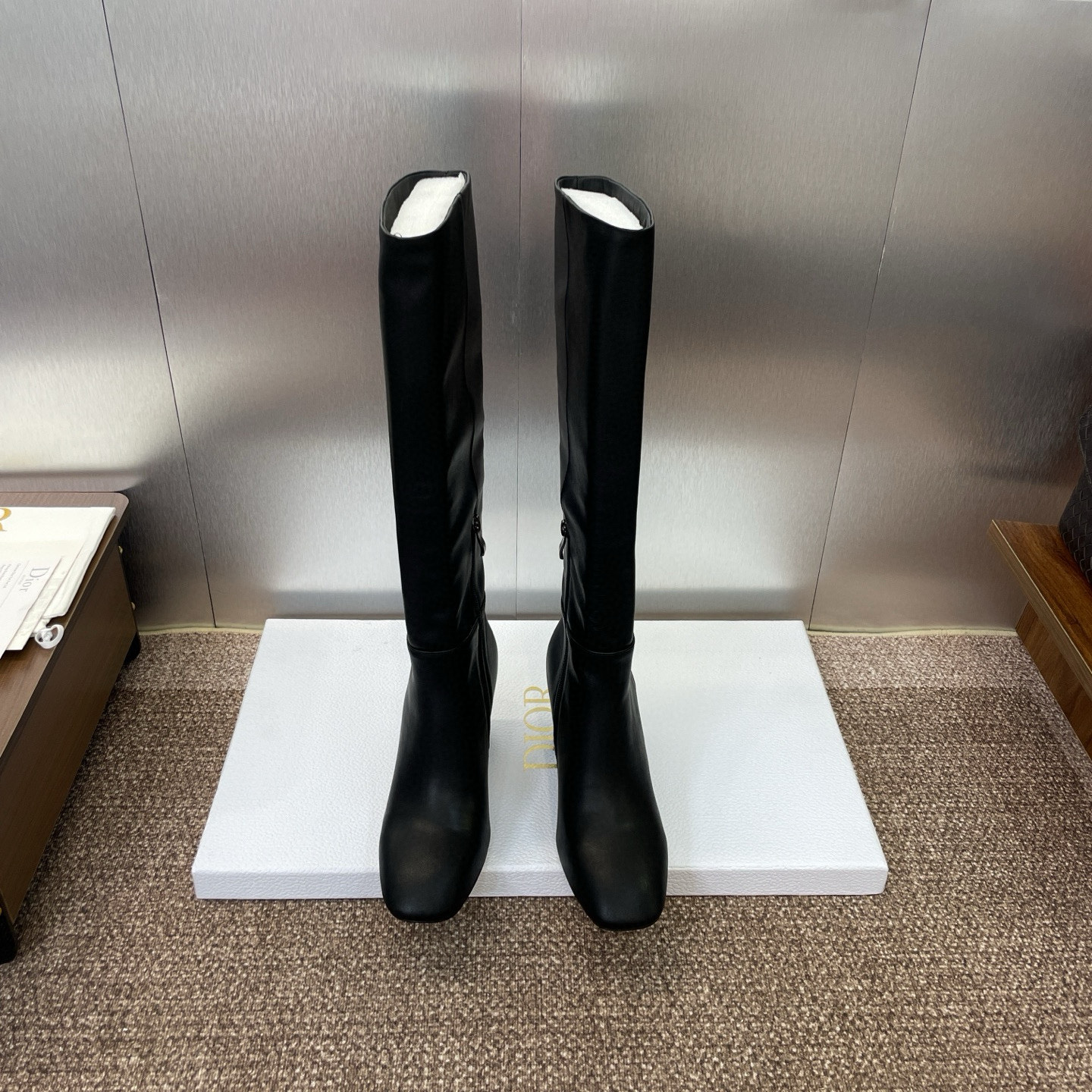 NO:561058,Dior Dior's 2025 autumn and winter new D-Art series thick heel women's boots. The same style as the star's CD letter logo hardware buckle motorcycle knee-high boots. High-heeled round toe side zipper knight high boots. Upper imported calfskin. Water-dyed cowhide lining/foot pads. Italian genuine leather outsole. Heel height 8CM. Tube circumference 36 code data. Tube height 38/tube circumference 33 (the front and rear code numbers increase by 0.5cm)  Size 34-43 (34.40.41.42.43 customization is not returnable), boots, dior, dior, boots, cowhide, Leather soles19860909Dior 迪奥 2025秋冬新款D-Art系列粗跟女长靴 明星同款CD字母logo五金扣机车及膝长靴 高跟圆头侧拉链骑士高筒靴 鞋面进口小牛皮 内里水染牛皮内里/垫脚 大底意大利真皮大底 跟高8CM 筒围36码数据. 筒高38 /筒围33（前后码数递增递减0.5cm） 码数34-43（34.40.41.42.43定制不退换）,靴子,dior,dior,boots,cowhide,Leather soles,Women's Shoes