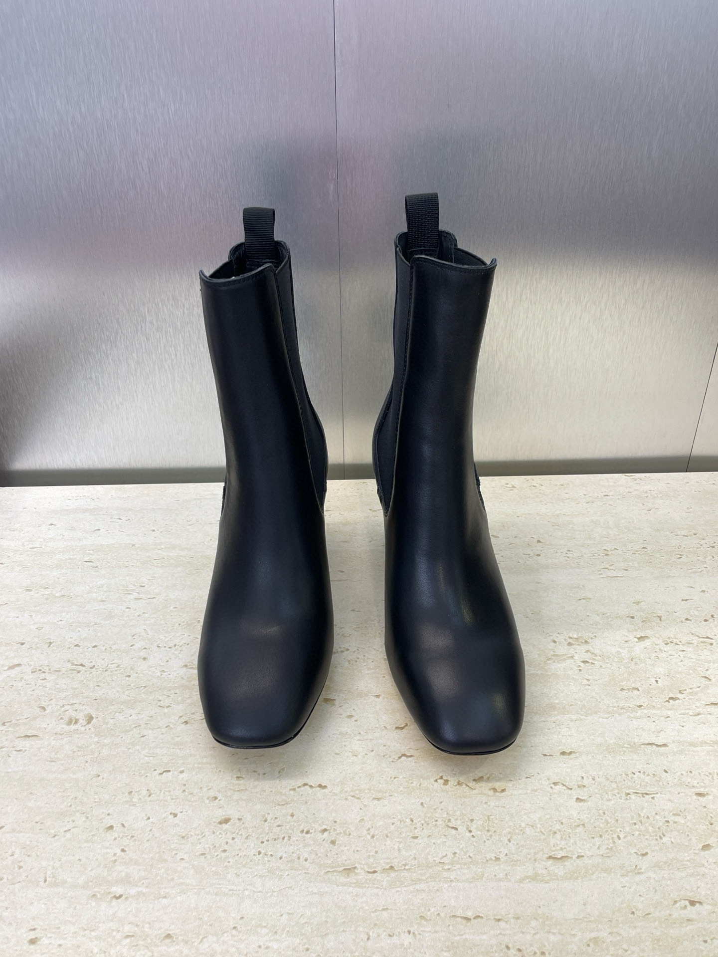 NO:561063,Dior Dior 2025 new autumn and winter D-Art series thick heel Chelsea boots for women, the same style as the star CD letter logo hardware buckle motorcycle and naked boots, high heel round head elastic short boots, imported calfskin upper, water-dyed cowhide lining/foot pads, Italian genuine leather outsole, heel height 8CM, size 34-43  Standard code (34.40.41.42.43 customized, non-refundable), boots, dior, dior, boots, cowhide, Leather soles19860909Dior 迪奥 2025 秋冬新款D-Art系列粗跟切尔西女靴 明星同款CD字母logo五金扣机车及裸靴 高跟圆头骑士弹力短靴 鞋面进口小牛皮 内里水染牛皮内里/垫脚 大底意大利真皮大底 跟高8CM 码数34-43 标准码（34.40.41.42.43定制不退换）,靴子,dior,dior,boots,cowhide,Leather soles,Women's Shoes