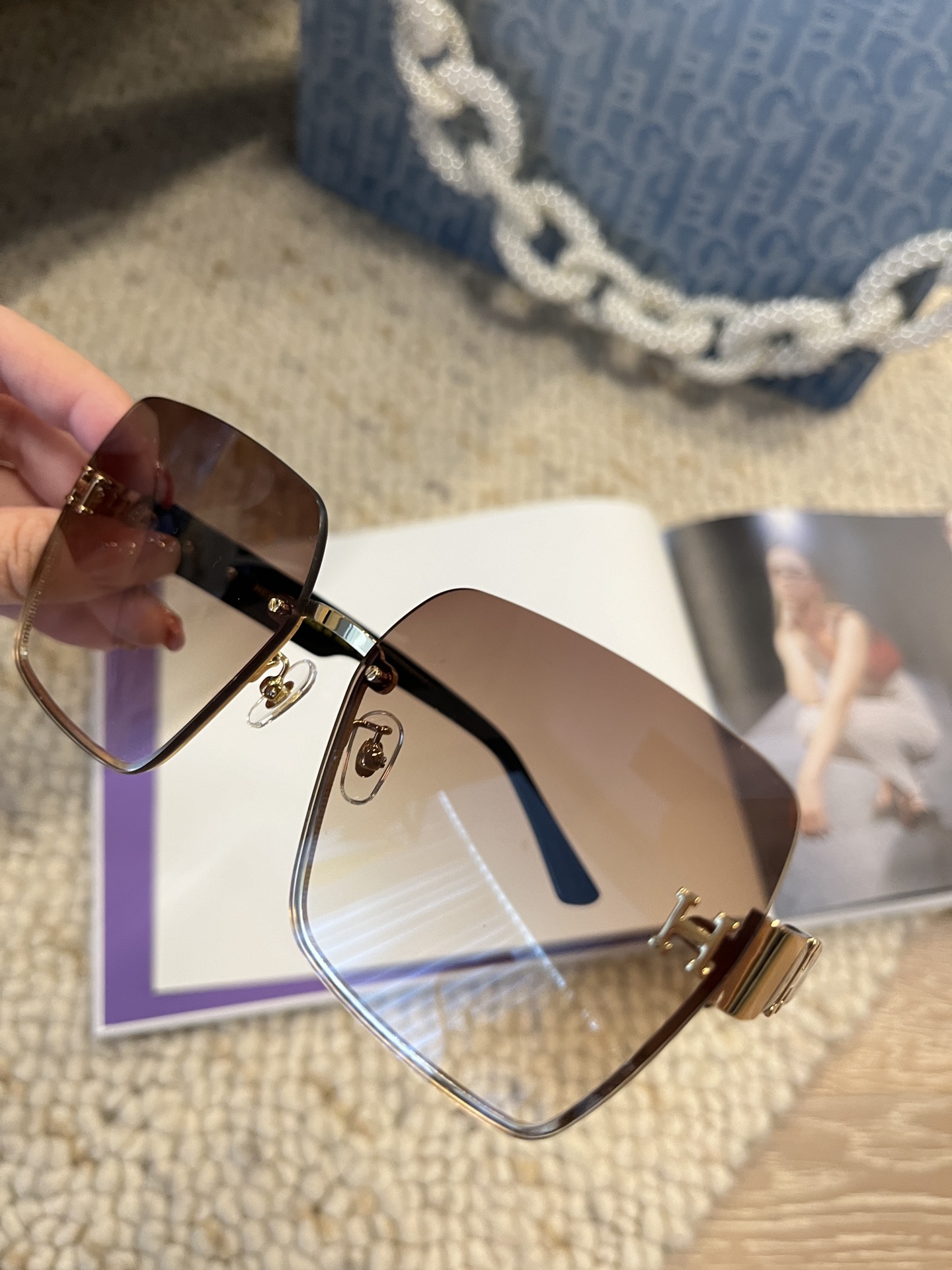  🕶️【Herm🌟s】
ModHS1908
Size62-18-140
精致优雅无框镜面 质感绝绝子 
