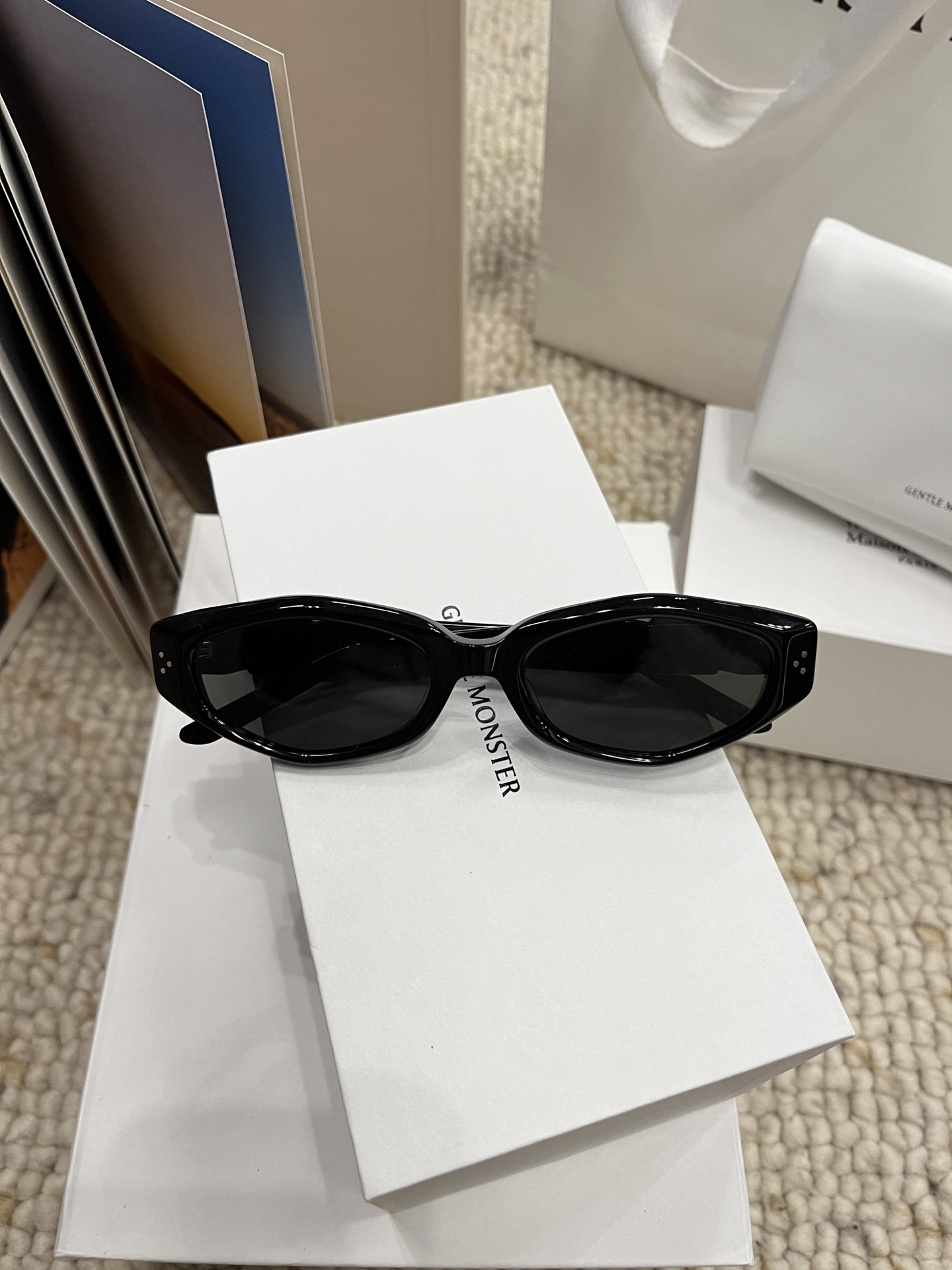 💰P215新款【Vegax 】2025Collection来啦 - GM25年😎 💍檀健次款😍 VEGAX 新款jewelry珠宝系列墨镜来啦,加了钻石感觉更贵气了,Vegax 01为Gentle 2025 Jewelry Collection太阳镜。黑色板材椭圆形太阳镜,灵感源自于珠宝艺术 新年新气象 带上黑超美美开工🧨 - Gentlemonster优质板材一体成型,轻量化可缓解对鼻梁的压力,框形有倾斜度,设计更加修饰亚洲人脸型,佩戴也更舒适! - 正面: 145mm, 镜脚: 146.4mm 宽度: 54mm, 高度: 33.6mm 鼻梁: 20mm - 颜色:黑色/白色/咖啡/香芋紫 配全套包装,自用送人皆可