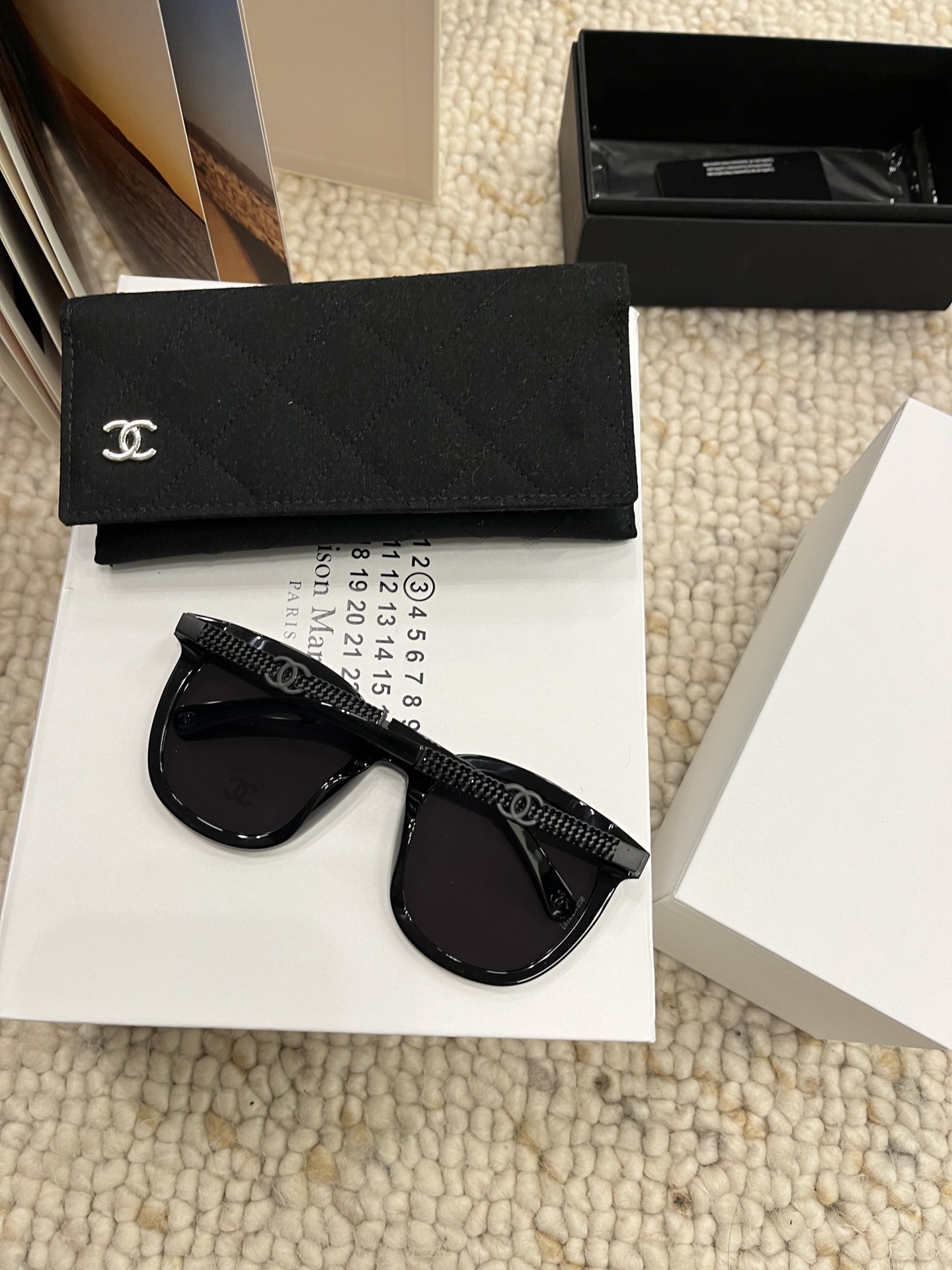  🕶️香奶奶老钱编织腿系列来咯💌
【ch5557】 经典爆款黑超圈形 
无敌遮脸显脸小 
贵贵气质一百分