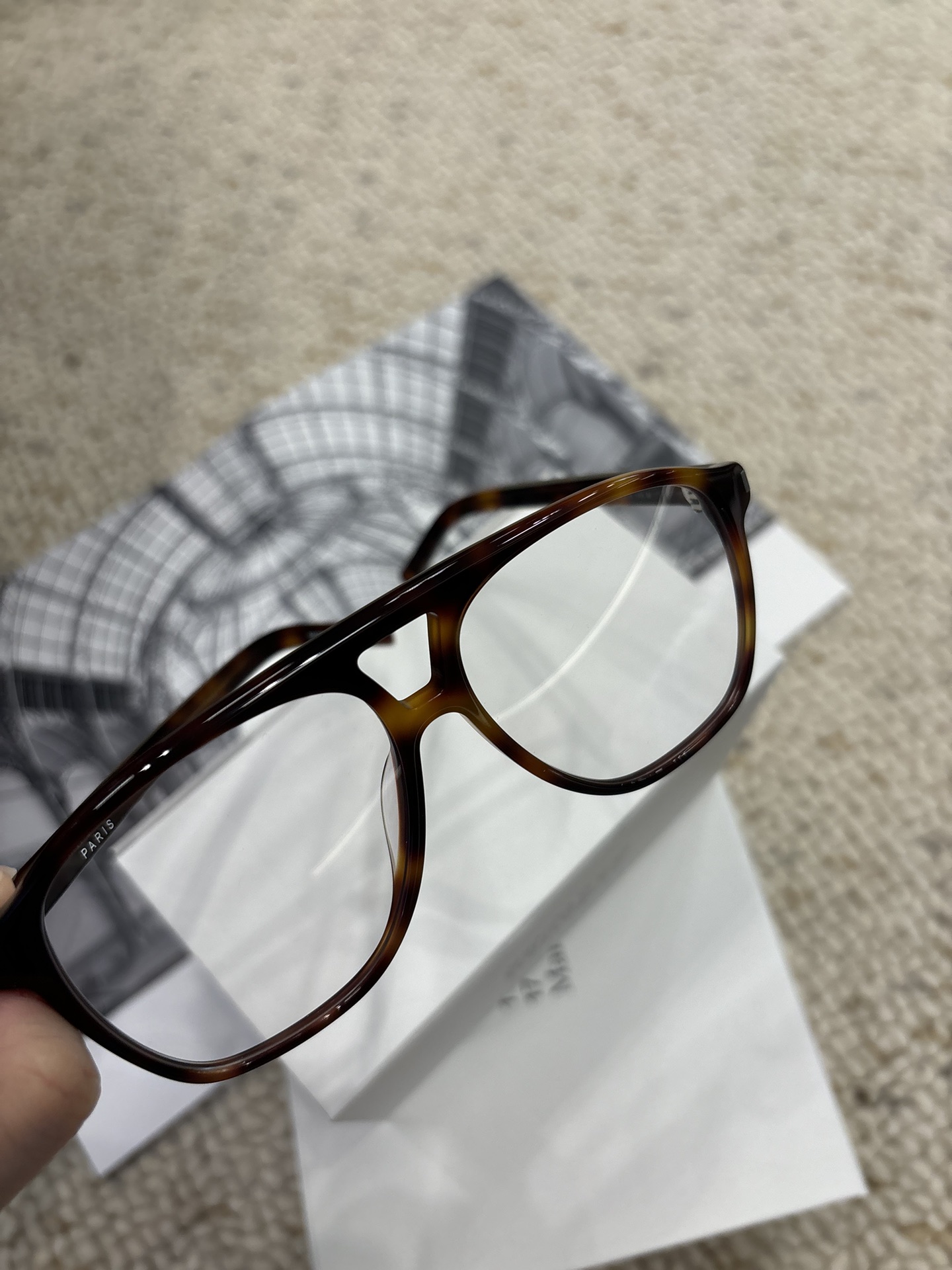  Saint Lauren🌟
【SL596】
【58-14-145】

男女同款的超大框Ysl来咯〰️ 