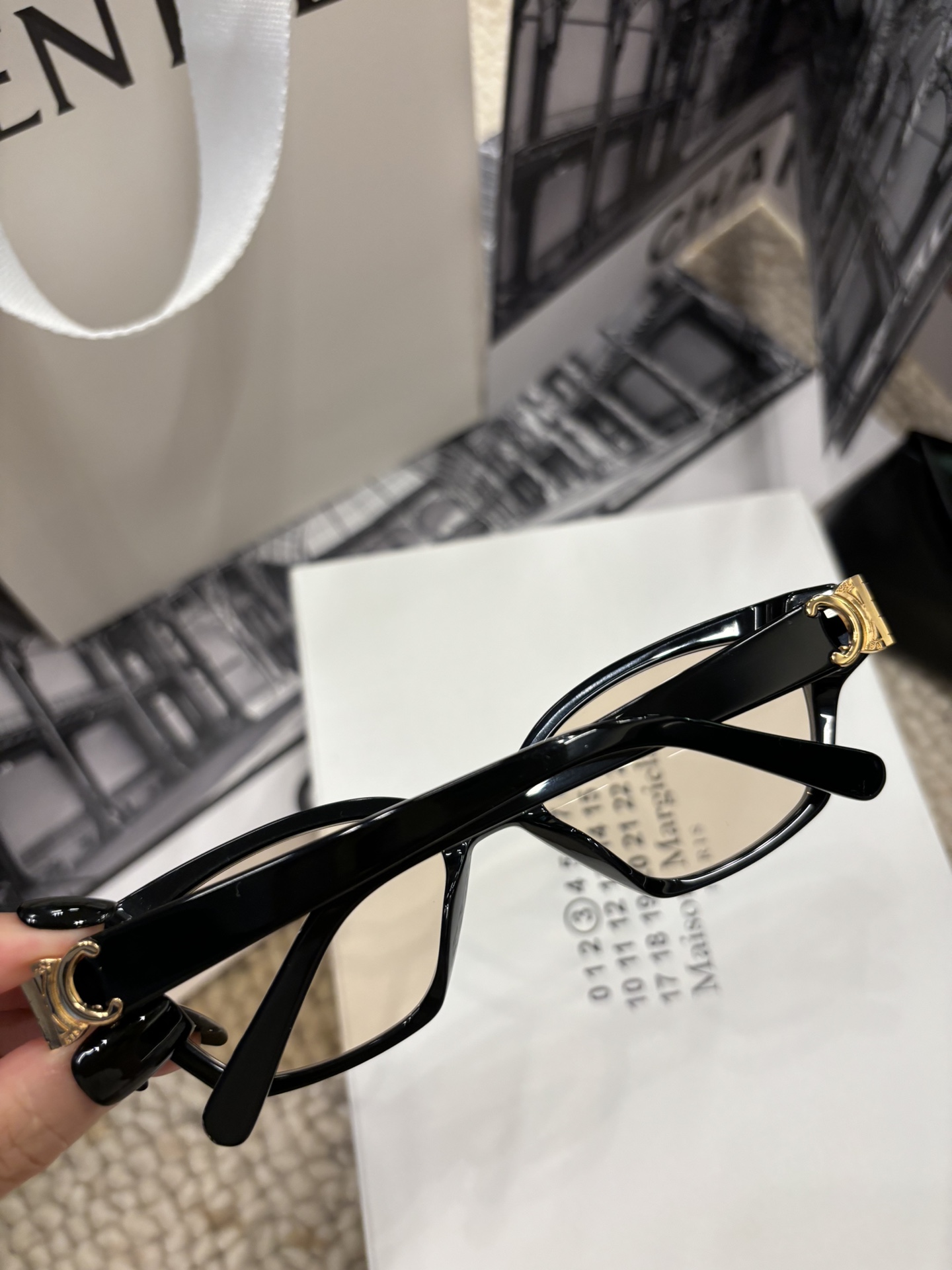  CELIN*新款小框墨镜来咯💗

【CL40524】
【52口19-140】
超别致多边小黑超 拒绝撞