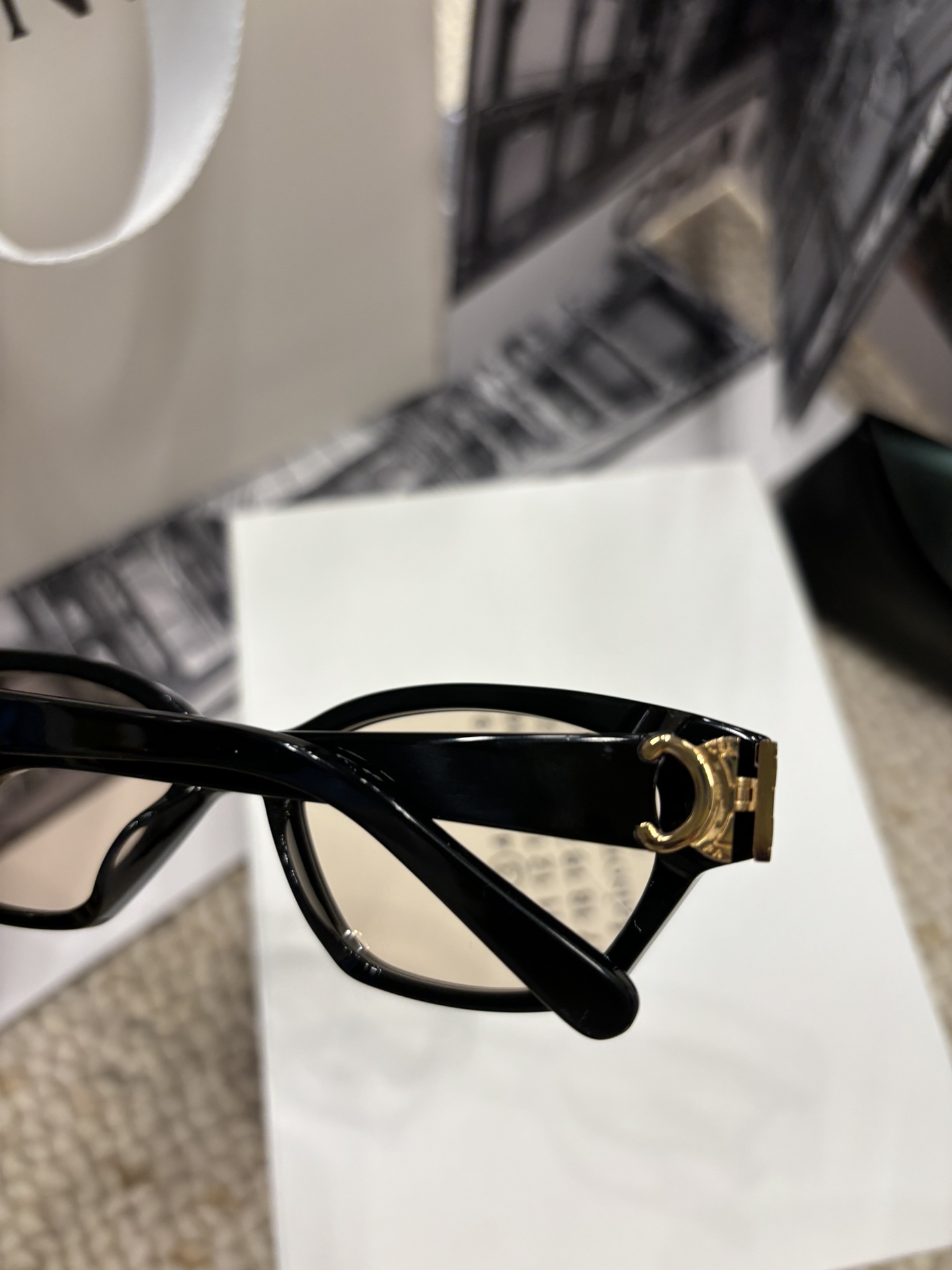  CELIN*新款小框墨镜来咯💗

【CL40524】
【52口19-140】
超别致多边小黑超 拒绝撞